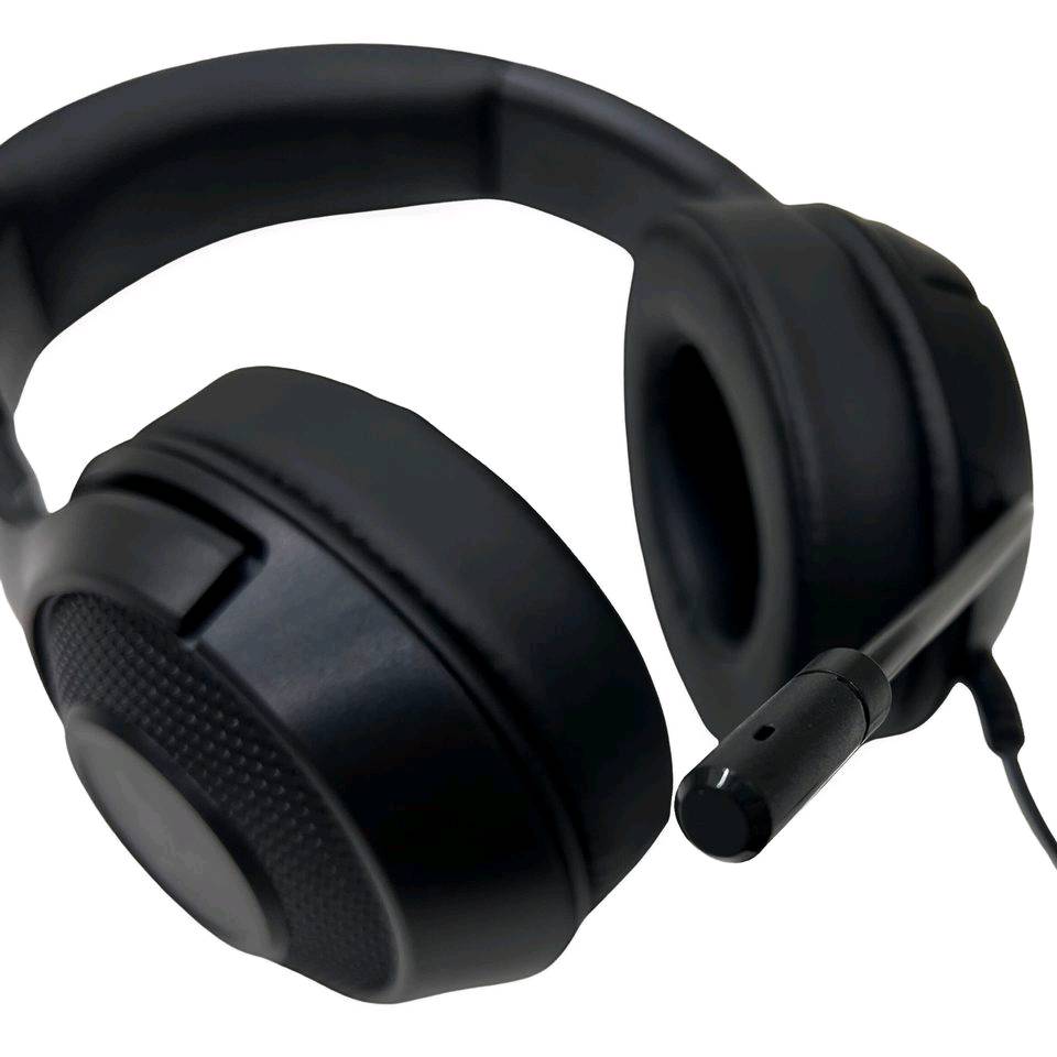 🎧🔥 Razer Kraken X – خفة ما تحس فيها وصوت يخليك وسط اللعبة!

صوت محيطي 7.1 🎯، ميكروفون واضح 💬، ووسائد أذن مريحة 👓

متوافقة مع كل أجهزتك 📱💻🎮

استعد للغوص في تجربة لعب لا تُنسى!

سماعة رأس فائقة الخفة مصممة لجلسات الألعاب الطويلة والمريحة.

تتميز بتصميم خفيف الوزن للغاية بوزن 230 جرامًا فقط مع وسائد أذن من إسفنج الذاكرة لتمنح راحة مثالية أثناء اللعب لساعات دون إحساس بالثقل.

توفر تقنية الصوت المحيطي 7.1 تجربة صوتية غامرة مع تحديد موضعي دقيق للأصوات، للتعرف على اتجاهات الخصوم بدقة أثناء اللعب.

مزودة بمحركات صوتية مقاس 40 مم مضبوطة حسب الطلب لتقديم صوت قوي وواضح مع جهير عميق وغامر يمنح تجربة صوت واقعية ومفعمة بالتفاصيل.

يأتي الميكروفون القلبي الشكل القابل للطي بتصميم مرن قادر على عزل الضوضاء المحيطة من الخلف والجوانب، ليمنح صوتًا واضحًا في التواصل داخل الألعاب أو أثناء المحادثات.

تحتوي على قنوات مخفية مخصصة للنظارات تعمل على تقليل الضغط حول العينين وتوفير راحة إضافية لمستخدمي النظارات.

عصابة رأس قابلة للتعديل مع وسائد أذن بيضاوية الشكل تضمن ملاءمة مثالية ومتانة عالية مع الاستخدام اليومي المستمر.

اتصال تناظري 3.5 مم متوافق مع الكمبيوتر، بلاي ستيشن 4، نينتندو سويتش، إكس بوكس ون™، والهواتف الذكية.

مصممة بعناية لتجمع بين الراحة، الأداء العالي، والجودة الفائقة التي تشتهر بها RAZER.

للاستمتاع بتجربة ألعاب واقعية وغامرة مع Razer Kraken X – الخفة التي لا تُشعر، والصوت الذي لا يُنسى.

​✨ للطلب أو الاستفسار:
تواصل معنا عبر الرسائل الخاصة (DM) 📩
أو عبر حساباتنا (إنستغرام، فيسبوك، تيك توك): @shopsonyiq
📱 واتساب: ***********
​💰 السعر: [40 الف 
🚚 التوصيل: مجاني لجميع محافظات العراق 🇮🇶