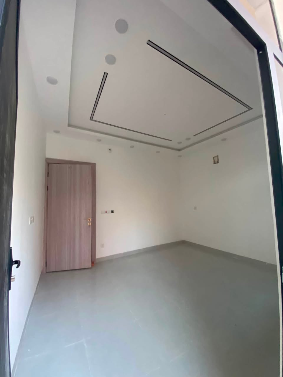 🏡 دار للبيع – بعقوبة / الكورنيش

فرصة مميزة لامتلاك دار في موقع حيوي ومخدّم بالكامل.

📍 الموقع: بعقوبة – الكورنيش
📐 المساحة: 67 م²
📏 الواجهة: 4.5 متر
🏢 عدد الطوابق: 3 طوابق

تفاصيل الدار:

* 3 غرف نوم
* دورتا مياه
* الطابق الثالث يحتوي على مخزن وغرفة غسيل
* عرض الشارع 10 أمتار
* جميع الخدمات متوفرة

📄 نوع السند: زراعي – سند 25

💰 السعر:  125مليون  وقابل للتفاوض للجادين.

📞 للاستفسار والمعاينة:
***********
