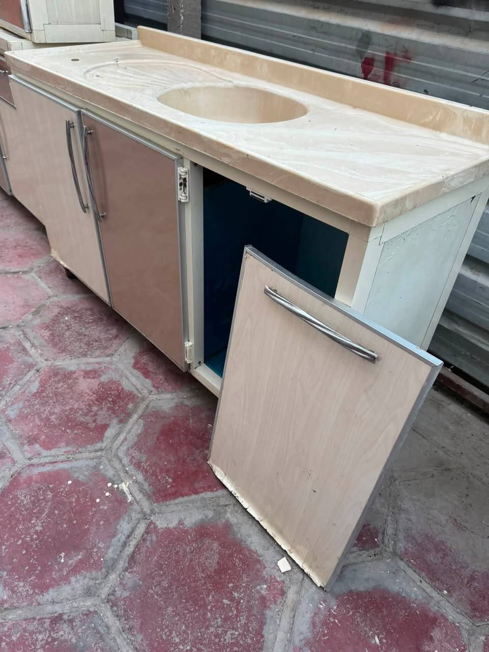 كاونتر. تفصال ثكيل.
مترين والسنك. متر ونص
الابواب.  Mdf باقي كله المنيوم. 
باب يحتاج بس تركيب. 
مكانه بغداد بلديات. 225 بي مجال
***********
