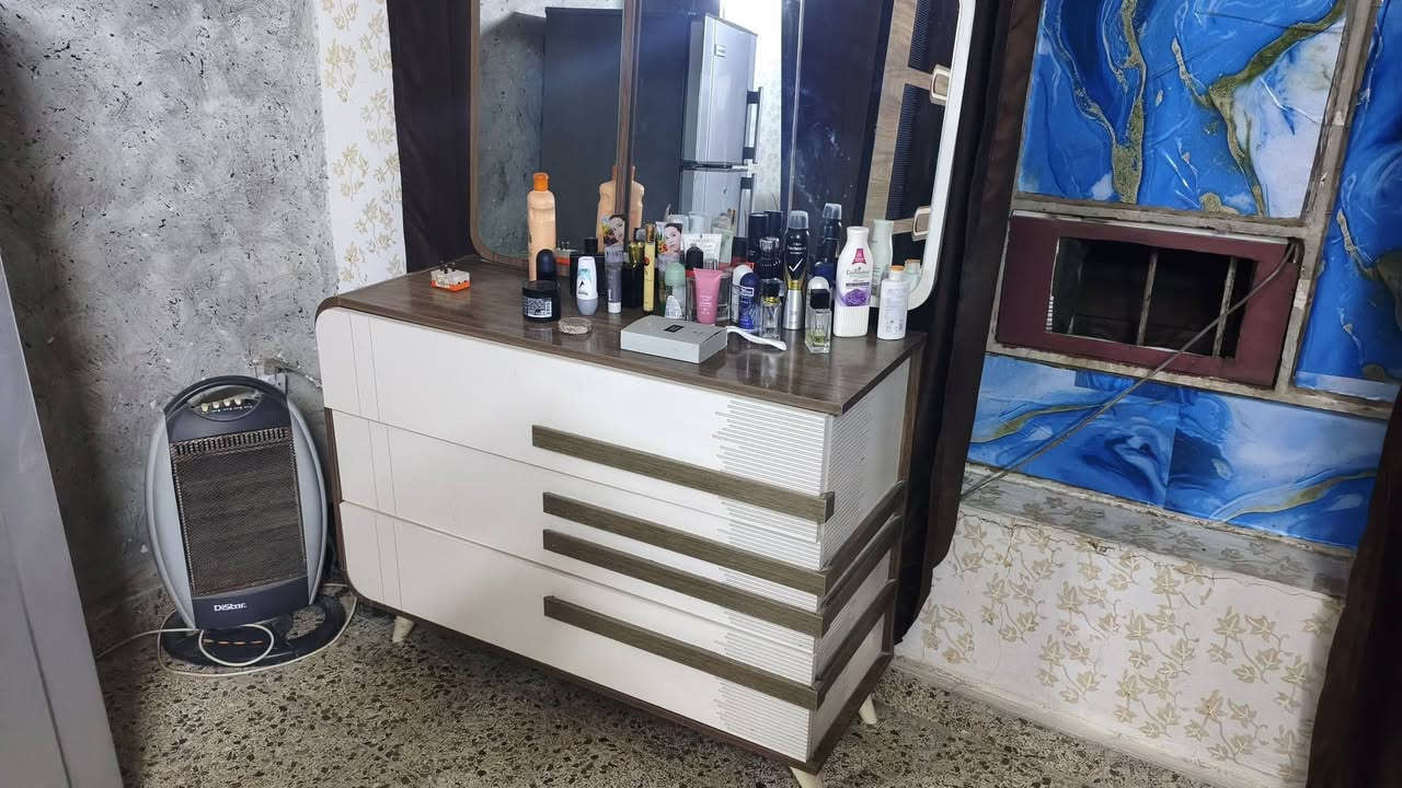 غرفة تركي ٧ قطع نظيفة بيها ضرر بسيط بحديد الجرباية وبيها مخزن داخل الجرباية وخزنة بالكنتور السعر ٣٥٠ المكان بغداد البياع ***********
