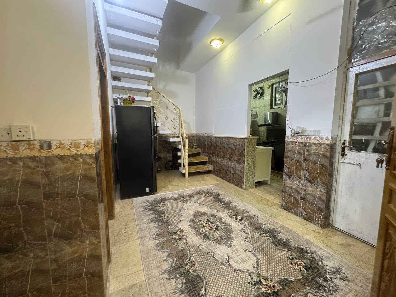 🏡 بيت للبيع - كربلاء | حي السلام الثانية
​فرصة مميزة لتملك منزل في موقع استراتيجي وخدمي متكامل!
​تفاصيل العقار:
​المساحة: 100 متر مربع (ال أبعاد: 10×10 متر).
​عدد الطوابق: طابقين.
​الموقع: كربلاء - حي السلام الثانية، قرب مدرسة الشهيد جون، ومقابل مدارس العتبة (دار السلام)، ثاني بيت على ساحة.
​تصميم الطوابق:
​الطابق الأول:
​استقبال واسع
​صالة معيشة
​مطبخ
​غرفة نوم
​مجمع صحيات (داخلية وخارجية)
​الطابق الثاني:
​3 غرف نوم (إحداها جناح سوِيت)
​صحيات مشتركة
​📲 للاستفسار والتواصل: ***********
🏗️ علاء العقارات والمقاولات العامة (نستقبل كافة عروضكم العقارية
