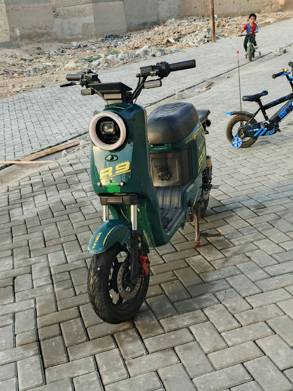 R9 • بطاريات ٥ كبار • نقص شاشة وبريك خلفي