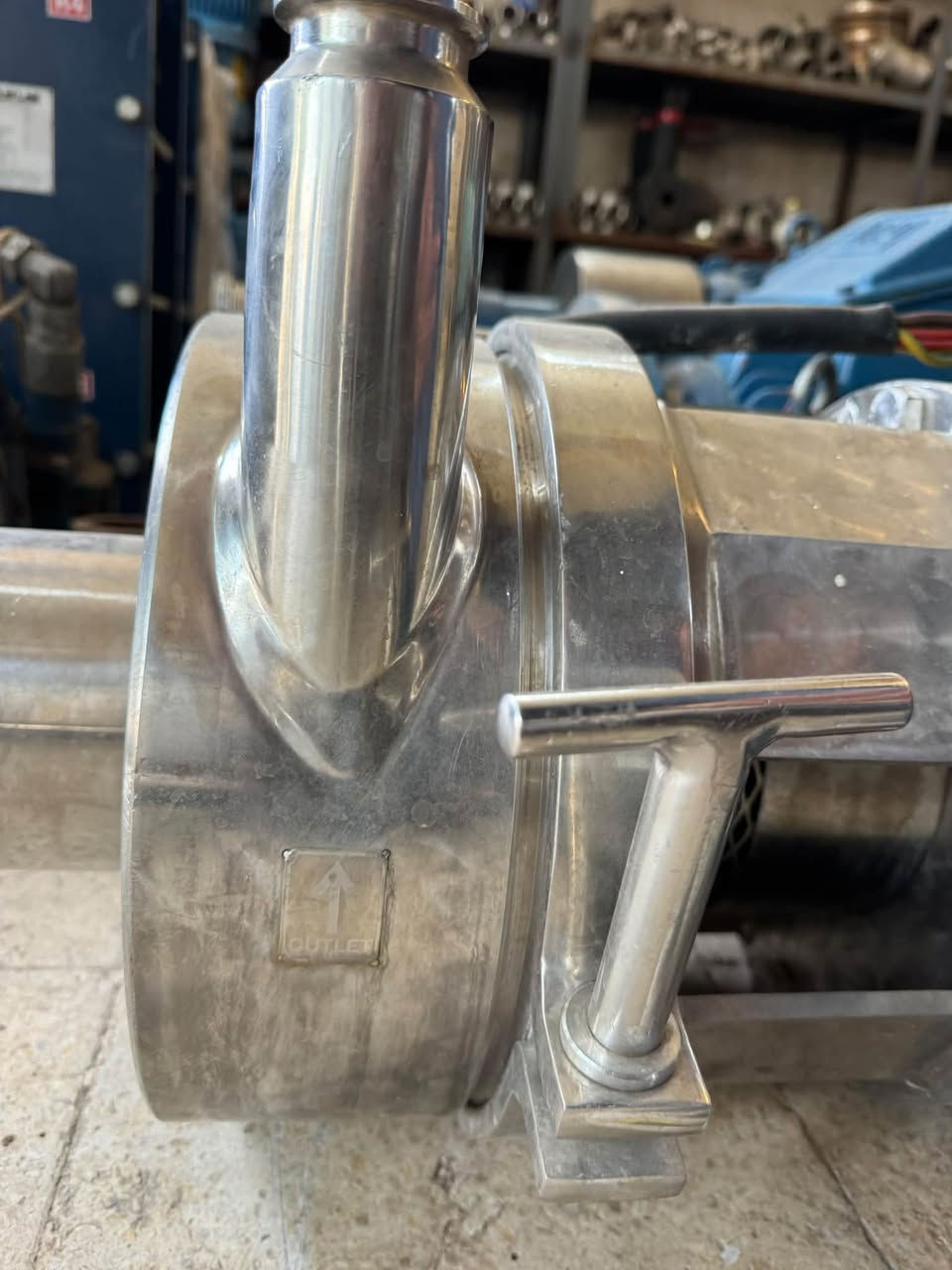 للبيع: مضخة طرد مركزي صحية عالية الأداء (Sanitary Centrifugal Pump)
مضخة صحية احترافية مصنوعة بالكامل من الاستانلس ستيل المعالج، مخصصة للتطبيقات التي تتطلب معايير نظافة وتعقيم عالية. تتميز بتصميم عالي الجودة وسهولة تامة في الفك والتنظيف السريع.
المواصفات الفنية:
 المحرك: Brook Hansen أوروبي الصنع (Made in E.U.).
 القدرة: 18.5 كيلوواط (25 حصان) عند 50Hz / و21.2 كيلوواط عند 60Hz.
 السرعة: 2895 دورة/دقيقة (High Speed).
 النظام الكهربائي: 3-Phase (380-415V / 660-720V).
 درجة الحماية والعزل: IP55 مقاومة للماء والأتربة / Class F.
 التوصيلات والهيكل: استانلس ستيل مطابِق للمواصفات الصحية مع توصيلات سريعة (Tri-Clamp) ومشبك تثبيت يدوي (Easy Clamp) يتيح فتح غطاء المضخة وتنظيف الدافع (Impeller) بدون معدات معقدة.
الاستخدامات ومجالات العمل:
 الصناعات الغذائية والألبان: نقل الحليب، العصائر، الزيوت النباتية، والمشروبات بمختلف أنواعها دون تغيير في الطعم أو الجودة.
 البرمجيات والمنتجات الدوائية: نقل السوائل الطبية والكرات والمحاليل التي تتطلب تعقيماً كاملاً وحماية من التلوث.
 صناعة المنظفات ومواد التجميل: نقل الشامبو، الصابون السائل، والكريمات الخفيفة.
 خطوط الإنتاج والتعبئة: ضخ السوائل بضغط وثبات عاليين لتغذية مكائن التعبئة وخطوط المعالجة.
الحالة: ممتازة وجاهزة للعمل المباشر.
***********
***********
