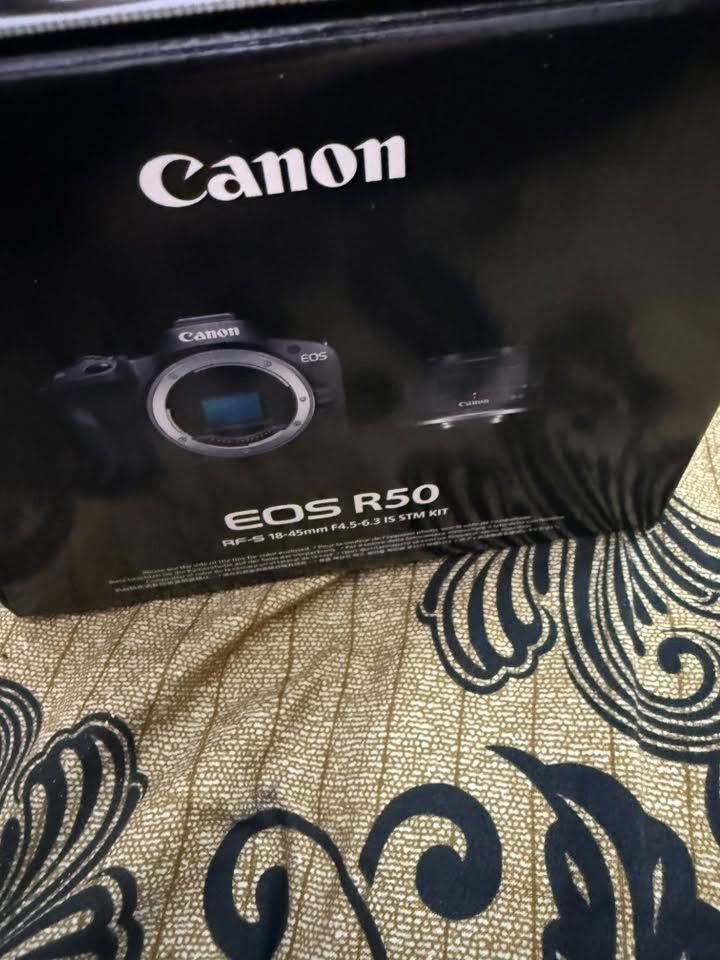 دقة: 24.2 ميگابيكسل
الحساس: APS-C
المعالج: DIGIC X
نظام العدسات: Canon RF / RF-S
التصوير المتتابع: حتى حوالي 15 صورة/ثانية باستخدام الغالق الإلكتروني
الفيديو: 4K حتى 30fps، وFull HD حتى 120fps
الشاشة: لمس متحركة بالكامل، 3 بوصات
الفيوفايندر: إلكتروني OLED
التركيز التلقائي: Dual Pixel CMOS AF II مع تتبع الأشخاص والحيوانات والمركبات
ISO: من 100 إلى 32,000، قابل للتوسيع
Wi-Fi + Bluetooth: موجودة لنقل الصور والتحكم بالكاميرا من الهاتف
الوزن: حوالي 375 غرام مع البطارية وبطاقة الذاكرة
البطارية: LP-E17
⭐ شنو المميز بيها؟
أهم نقطة بالـR50 هي الأوتوفوكس الممتاز والحجم الخفيف، وهي خيار قوي للمبتدئ وصناعة المحتوى
.
.
مكاني بغداد البياع
السعر ٩٠٠ رقم ***********
