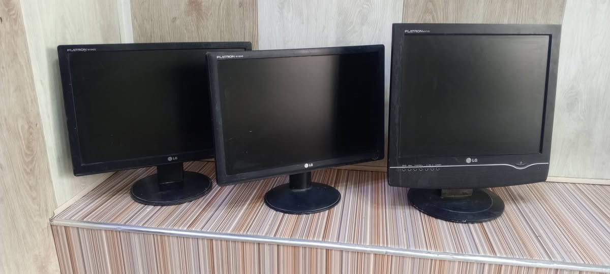 شاشات عرض LG العدد ٣ قطعتين حجم ١٩ بوصة وقطعة ١٧ بوصة الملحقات كيبل بور ..
السعر للقطعة ١٥ الف مكاني بعقوبة موبايل ***********
