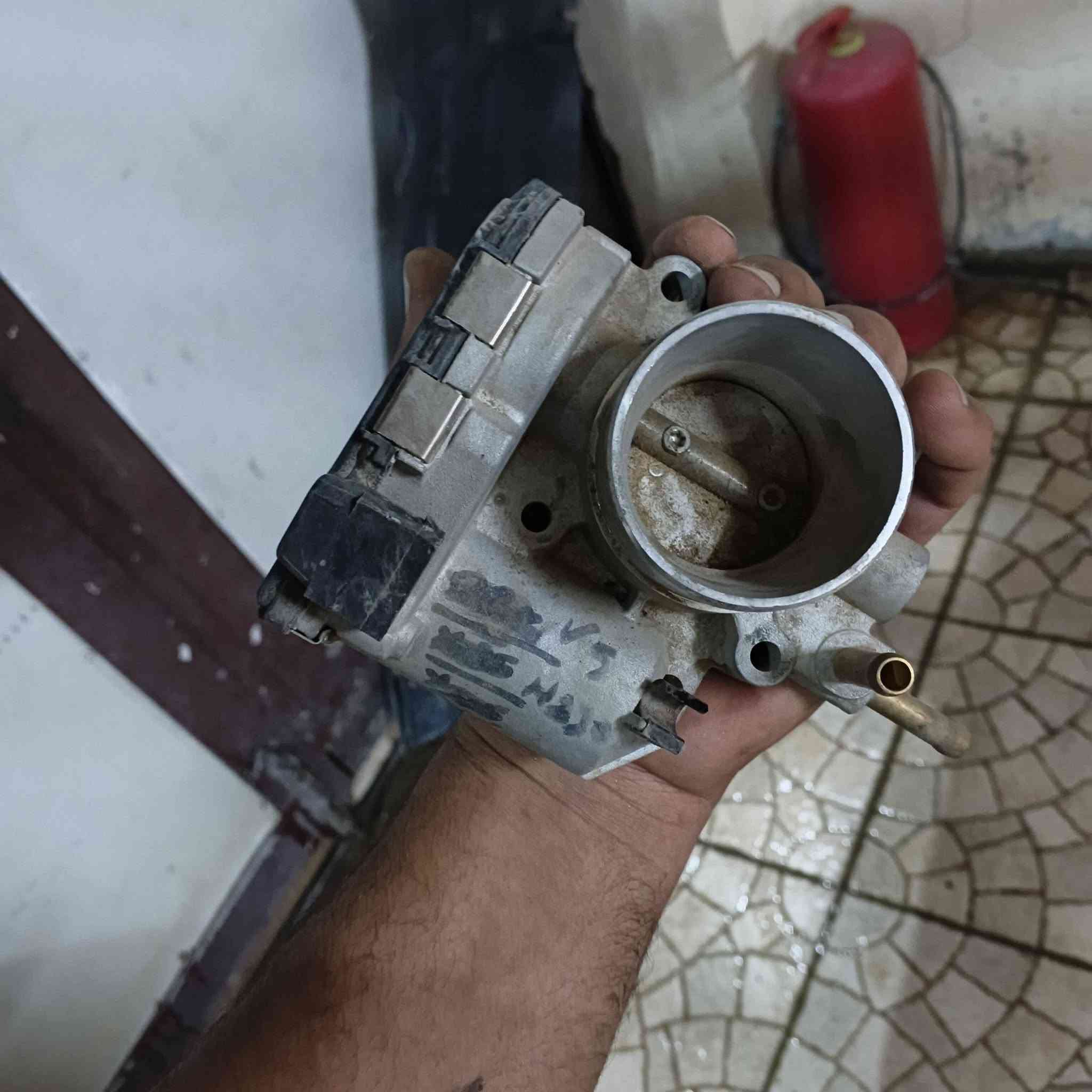 اغراض بريليانسV5 درع بلاستك اسفل دعامية امامية متضرر ومصلح واضح بالصورة وجويتر عالفحص جديد اشتريته عبالي منه الصوج طلع غير سبب يعني مربوط بالسيارة ساعتين فقط الدرع ب50والجويتر ب80واذا ثنينهم 110الف 
مكان بغداد كرخ ***********
