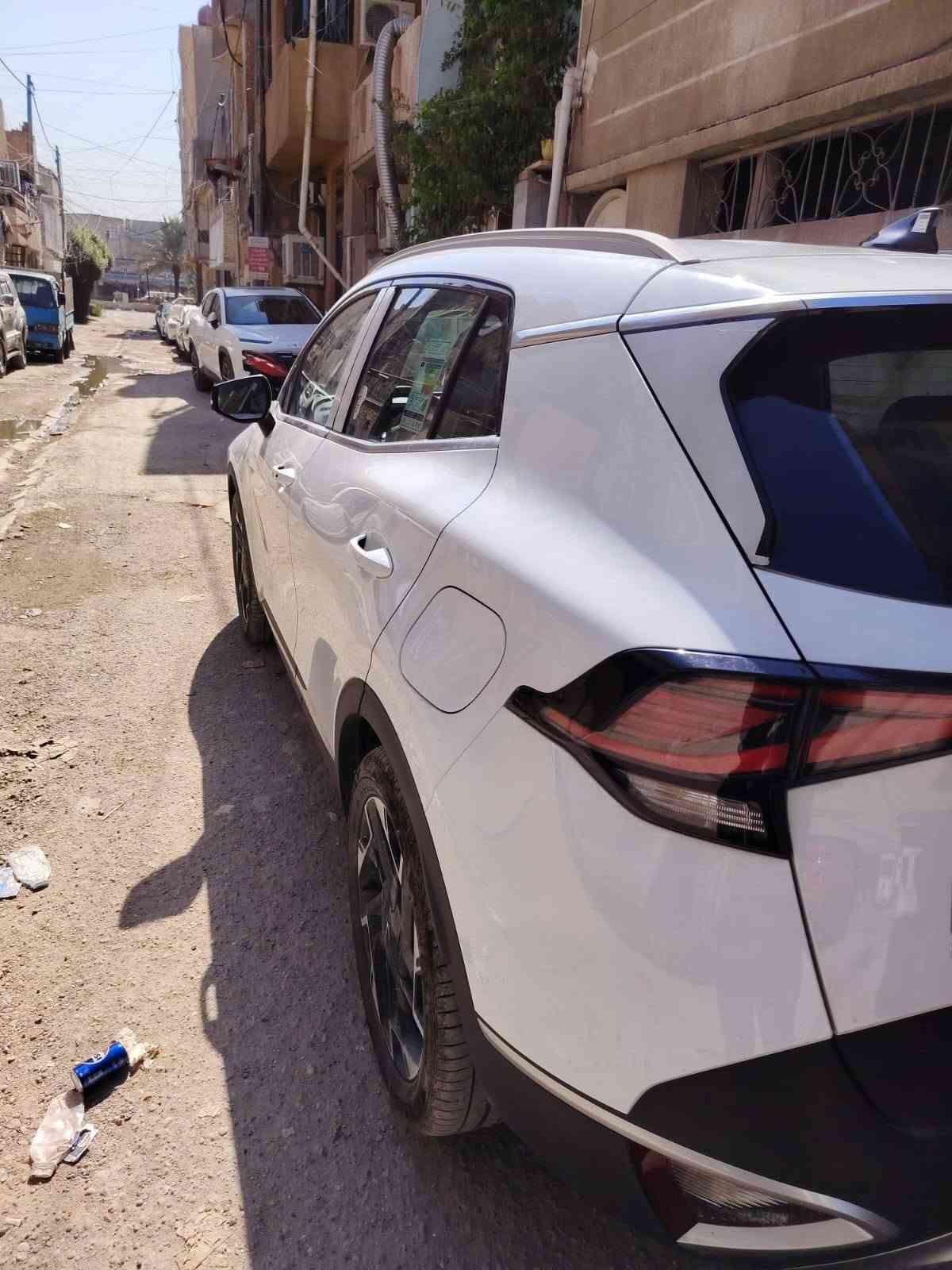 السلام عليكم 
من رخصت الادمن
كيا سبورتج موديل 23 
وارد خليجي 
ماشيه 5.300 زيرو 
نظافة 100 % مكفوله من كل شي محرك 2000
تبريد تدفئ كشن كهرباء حساسات كامرة خلفيه 
للاستفسار واتس اب ***********
مكان بغداد

