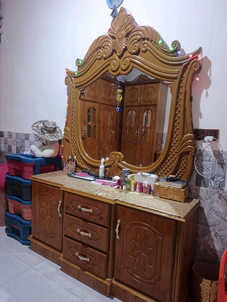 السلام عليكم
غرفه نوم تسكام كنتور مكون من6 بيبان غرفه درجه اولا  مثل ماشوف بل صوره تسكام في واسط قضاء الحي
البيع السعر مليونين 100 وبيه مجال
مكان واسط / زين القوس
