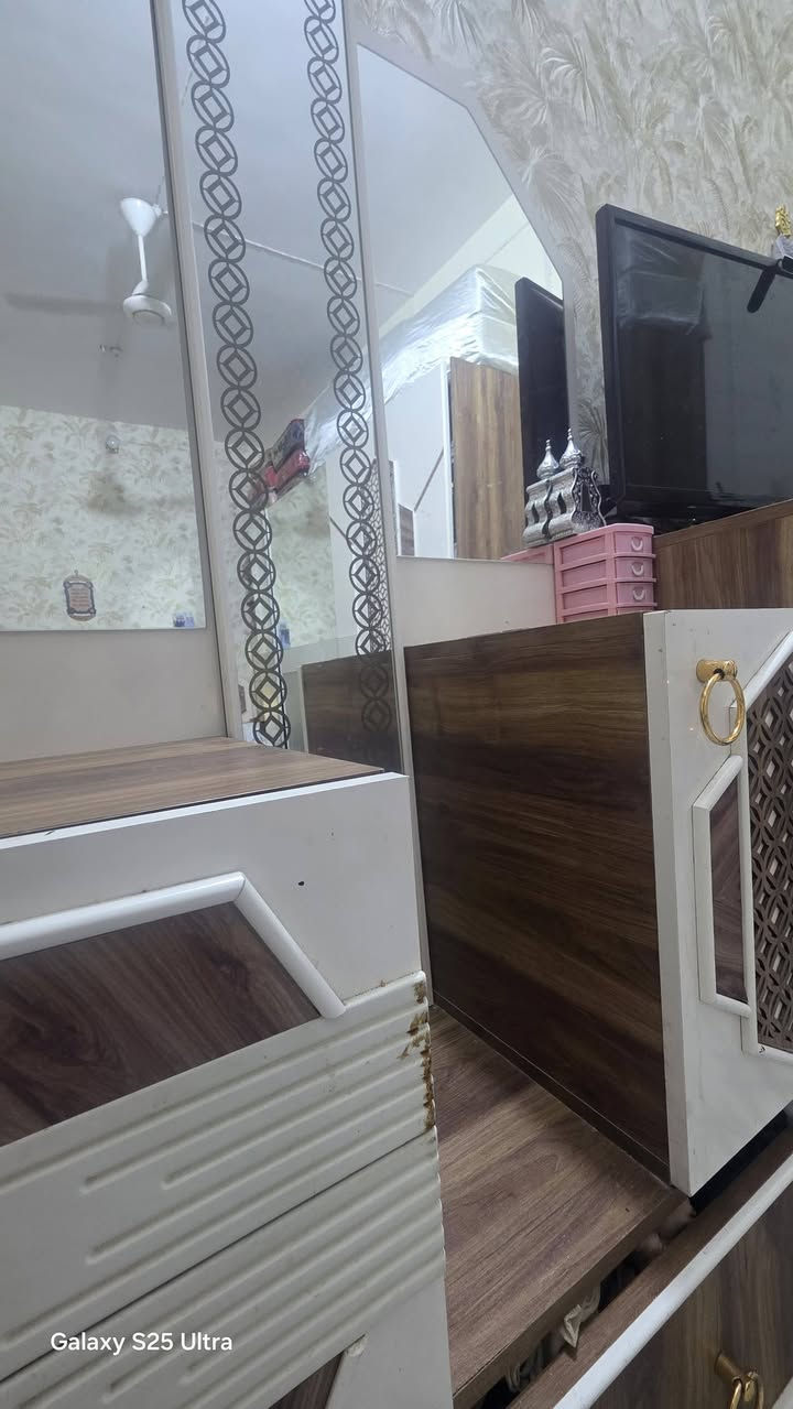 سلام عليكم غرفة نوم تركي ٧ قطع الجربايه بيها مخزن اضافي محلوه و نظيفة  السعر ٦٥٠ وبيها مجال قليل
***********
