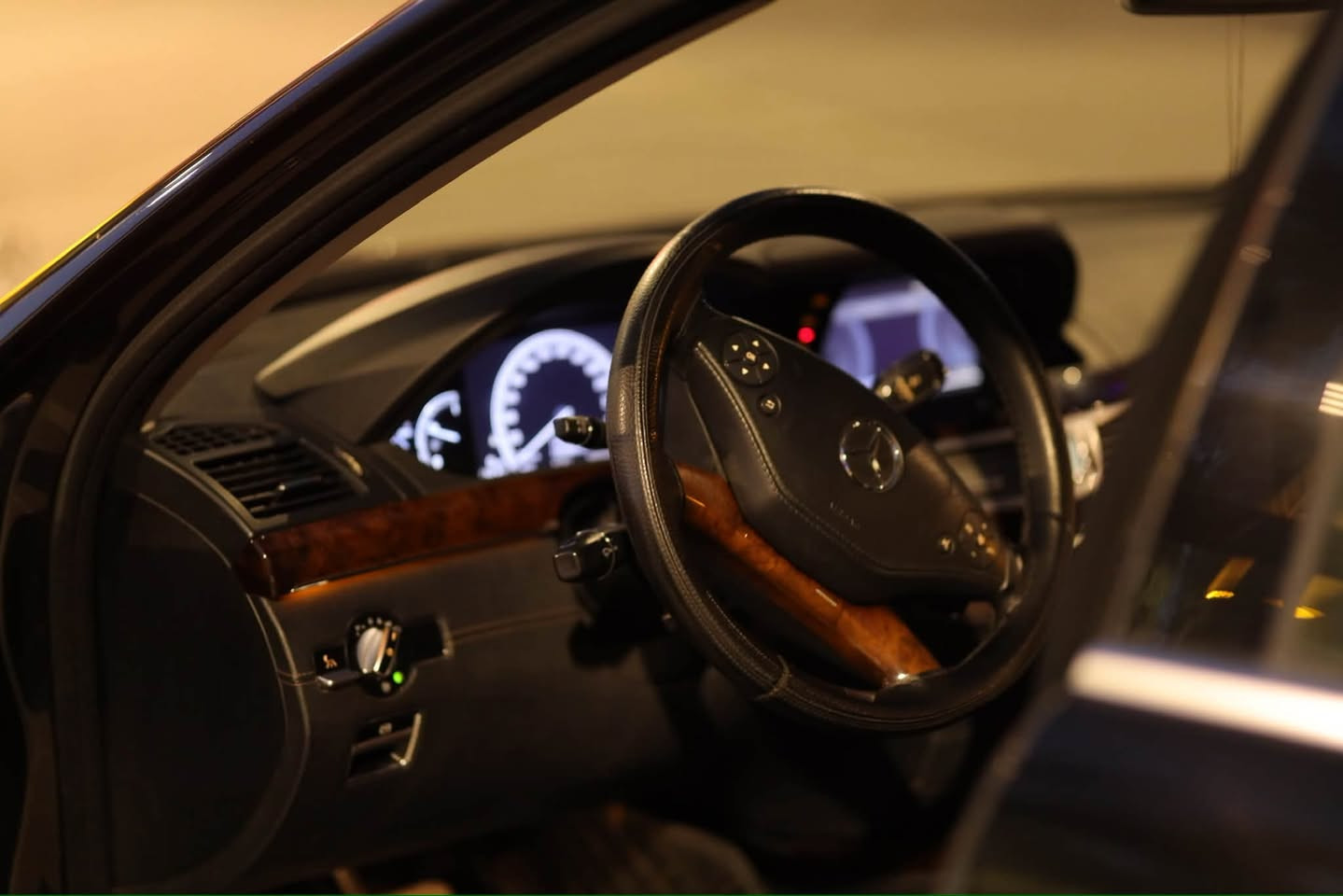 S500 L vip 2011 للبيع او مراوس  سعر  247
موديل  2011 s500

مكينه  v8 دبل توربو  4700  

شلعه صاروخ  

باب طويل  مواصفات  vip   

اعلى شي  بالاس  

جكات تصعد وتنزل  

حساسات  360  

كامرات  

رادار   

3  قطع تبريد  

امامي  خلفي  وبالتكم  

كشنات خزن 

بانوارما  على  طول  السقف  

لايت داينمك ويه فرة الستيرن

ناظور  ليلي  

وضعيات  قياده  

وضعيات  بالجكات وبعد كومه مواصفات  

السياره ماشيه  175 الف كيلو 

مكفوله  خليجيه  

بس  عندي  رصعه  بالباب

واكو  بالهلال الخلفي   صفحة السايق شويه  بارد  لان  طك   الدبل  وشويه تعدل  وهاهيه بدون  قطرة صبغ  

ابد مو مبين  ولا بالسونار  

وبوب شفط 

وسستم صوت  هارمن كاردن 

صندوك كهربائي  

بردات    عدد 5   بلاديه  كهرباء  

 هذا  الويل  البيها  18  عمود طسات 

وويلها البلادي حجم  19  هم موجود  عندي  ضامه

نصبتها  بعد  احلى  وبدون نواقص  

سويتلها ادامه  لكلشي  وصفر  مسج  

سعرها  247 واكيد  بيها  مجال  او مراوس  حسب  السياره  

مكاني بعقوبه ديالى 

*********** 

واتساب
