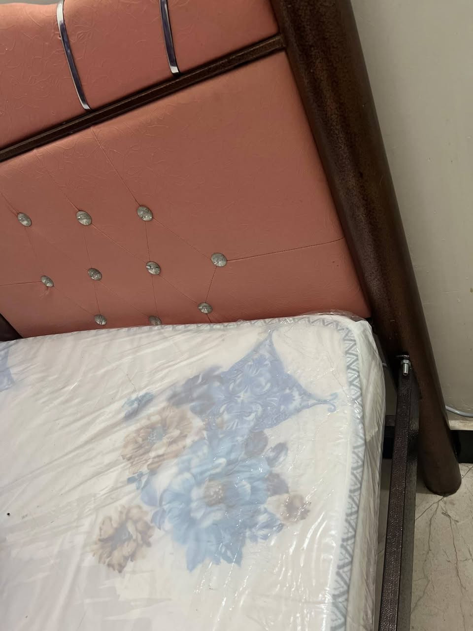 غراض بيت للبيع نظيفات كلش واكو بيهن غير مستخدم للبيع التواصل خاص او على الرقم ***********
سرير نفر مع مندر جديد غير مستعمل 85 الف
الكنتور 80 الف
البنكات الثلاثه ب 50 الف 
جدر الضغط 25 الف
الاوتي البخاري 17الف
الاوتي العادي وال ستاند 25الف
الطباخ 25 الف جديد غير مستخدم
البنكه ام الريموت 15 الف
العنوان البصره التنومه
