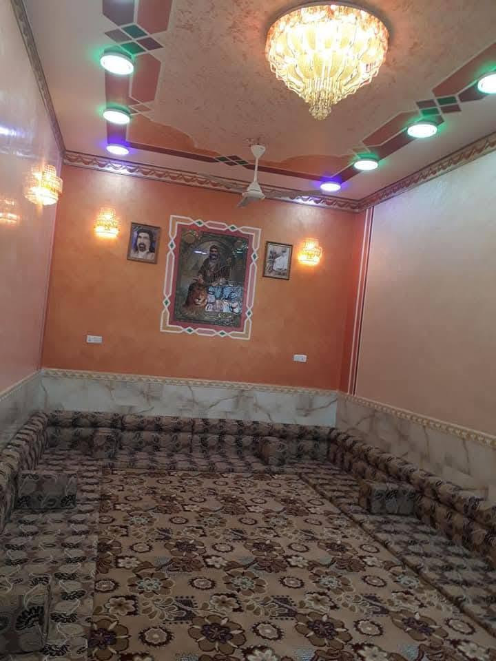 يالله سلام عليكم بيت للبيع
📍 الموقع: سبعه نيسان قرب المركز الصحي 
📐 المساحة: 200 🛏️ عدد الغرف: 2 صاله حمام داخلي 
مطبخ + كلدور + استقبال 🚗 الكراج: 📄 السند: طابوو 💰 السعر:140 مجال قليل 📞 للاستفسار والتواصل: [رقم الهاتف] ***********

نص مكتوب في الصور:
- 06/08/20 17:13
- 06/08/2020 17:15
- 06/08/2015 15:12
- 06/08/20 15:27
- 05/23/20 15:14
