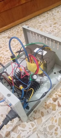 شاحن بطارية سيارة ١٢ فولت   للتواصل ع الرقم 07808553161