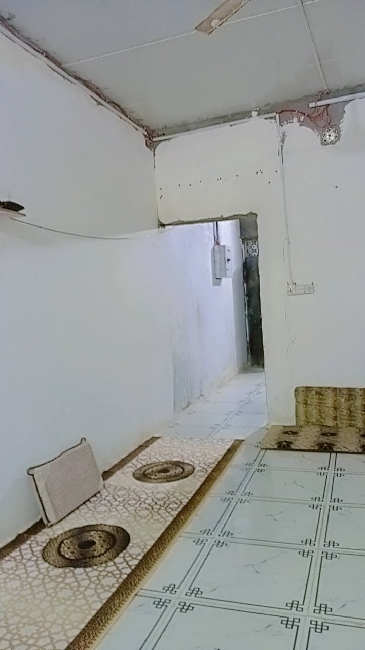 بيت للبيع في الزبير زراعي في حي الأندلس
مساحته ٢٥٠ متر البناء فقط ١٥٠ وبي فضله ١٠٠ متر يحتوي على غرفتين وديوان ومطبخ وحمام داخلي وحمام خارجي وحديقه كبيره وكراج البيت سندويش  الحمام الخارجي صب مسلح وانتنات فوق البيبان والشبابيك والأرضيه سيراميك كهرباء وماء خطين بي كشف تمليك للاستفسار الاتصال *********** مكلف بالنشر
