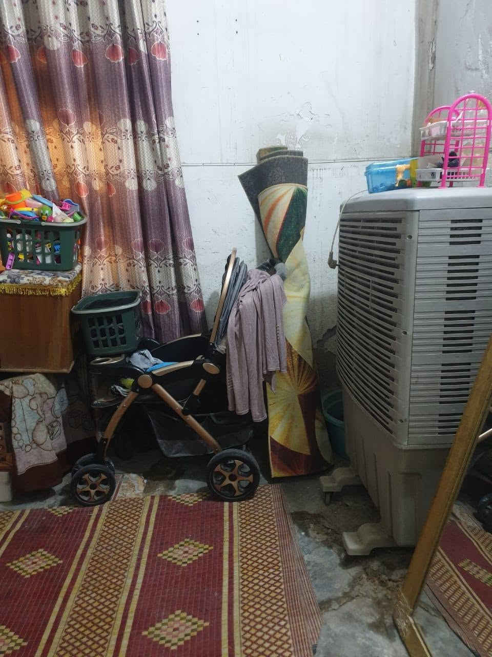 بيت تجاوز في حي الامانة قرب مجسر المهندسين الجديد قرب تقاطع الداخل للبيع المساحة ١٤٠ الواجهة ١٠ النزال ١٤ ونص يحتوي على غرفتين وحمام ومرافق واستقبال ومطبخ وترك كبير يصلح ان يكون غرفة البيت سقف  سندويج عدا المطبخ والاستقبال عكاده تحتاج ترميم البيت بناء طابوق مجاري رئيسى ميزانية كهرباء الشارع تبليط للاستفسار ***********  ابو فاطمه يرهم ابيع نص من البيت
