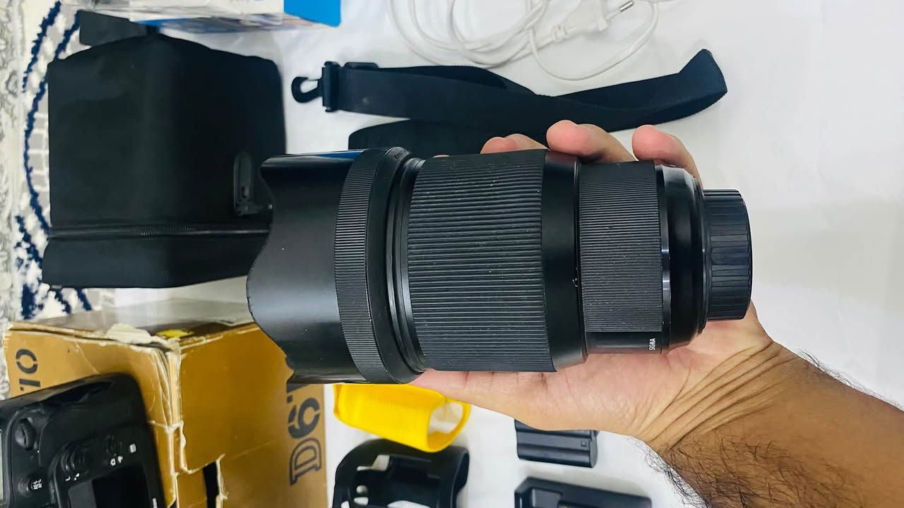 للبيع معدات تصوير احترافية بحالة ممتازة جداً، بكج كامل لا يحتاج أي إضافة:
📸 أولاً: الكاميرا والعدسة
 كاميرا نيكون Nikon D610 (Full Frame): نظيفة جداً وخالية من المشاكل.
 عدسة سيجما Sigma 85mm f/1.4 Art: القمة في عزل البورتريه والحدة، نظافة 100/100 ✨.
🎙️ ثانياً: الصوت والتسجيل
 مايكروفون BOYA: جديد بالكامل (غير مستخدم أبداً) لتسجيل صوت نقي وصافي للفيديوهات 🎙️.
💻 ثالثاً: ملحقات نقل البيانات والذاكرة
 ناقل صور متعدد المنافذ (3 في 1): يحتوي على منافذ (Type-C / Lightning / USB) لنقل الصور فوراً للموبايل.
 قارئ كروت الذاكرة (SD Card Reader): لنقل الصور بسرعة وسهولة للحاسبة/الابتوب 💻.
🔋 رابعاً: الملحقات والملزومات
 الكارتون الأصلي للكاميرا 📦
 بطاريات عدد (2) 🔋🔋
 حافظة جيلاتين للحماية عدد (2) (أسود + أصفر) 🛡️
 حزام كتف رسمي 🎗️
 شاحن بطاريات أصلي + الكيبل 🔌
🎒 خامساً: الحقيبة
 حقيبة ظهر احترافية كبيرة جداً: تحتوي على 12 جيباً ووتقسيمات داخلية ممتازة تتسع لجميع المعدات وزيادة.
💰 السعر: [مليون و٦٠٠ الف وبيها مجال]
📞 للتواصل: [خاص وواتساب فقط***********]

