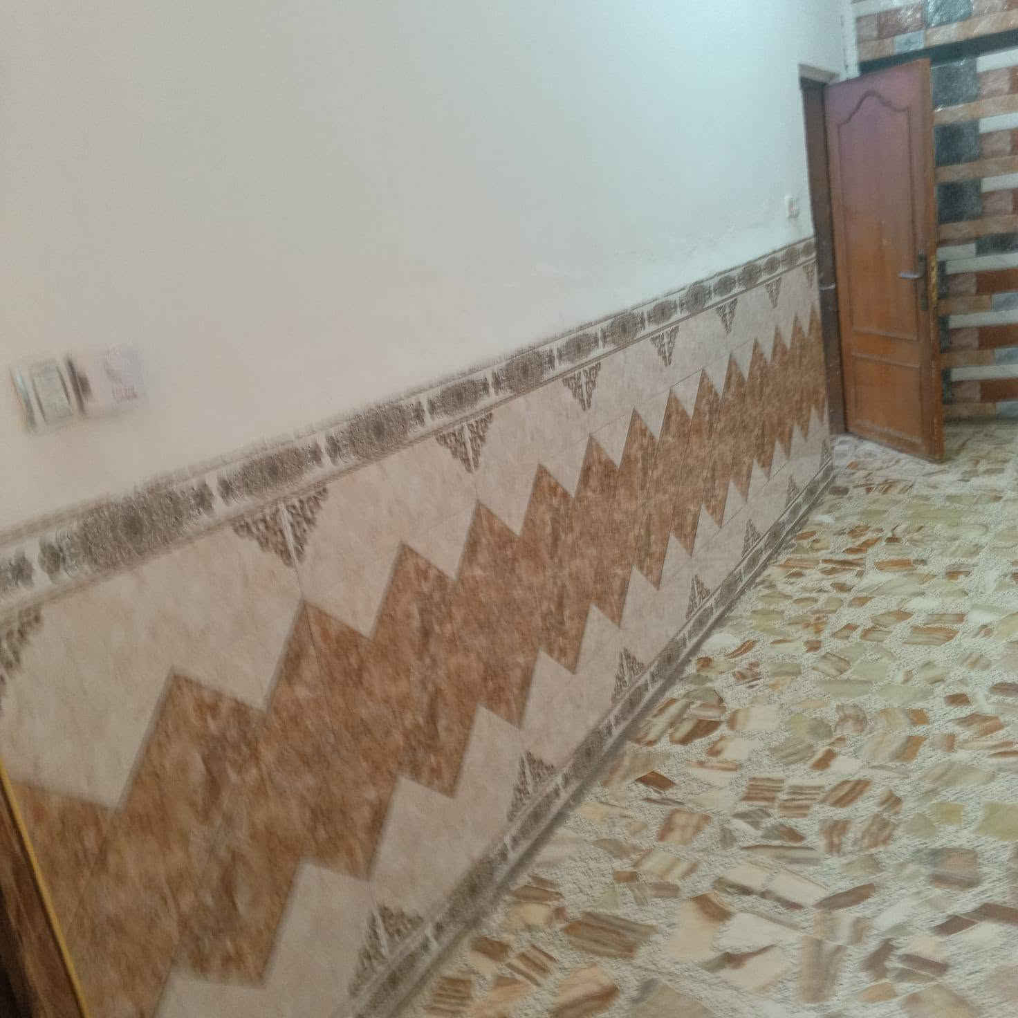 السلام عليكم يوجد بيت المساحة 200متر يحتوي على استقبال وصالة ومجمع صحيات ويحتوي على حمام خارجي وحمام داخلي يحتوي على غرفتين نوم ويحتوي على غرفة في الطابق الثاني البيت في حي بدر قرب علاوي ابو الدهن أو قرب مدرسة الرحمان للاستفسار اتصل ***********
