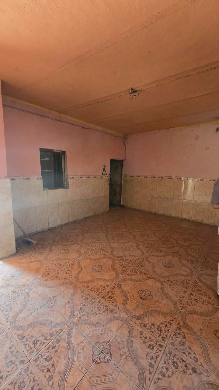 دارسكن وقف سني مسجل اصولي المساحة 200م العنوان بصره أبي الخصيب العوجه شارع الصوالح بيت فارق اتكاتب وستالم مفتاح 🔑 يتكون من غرفتين ودواني وصاله ومطبخ كراج صحيات خارج وداخل السكف اعكاده سعره 45مليون وبيه مجال الاستفسار اتصل ***********
