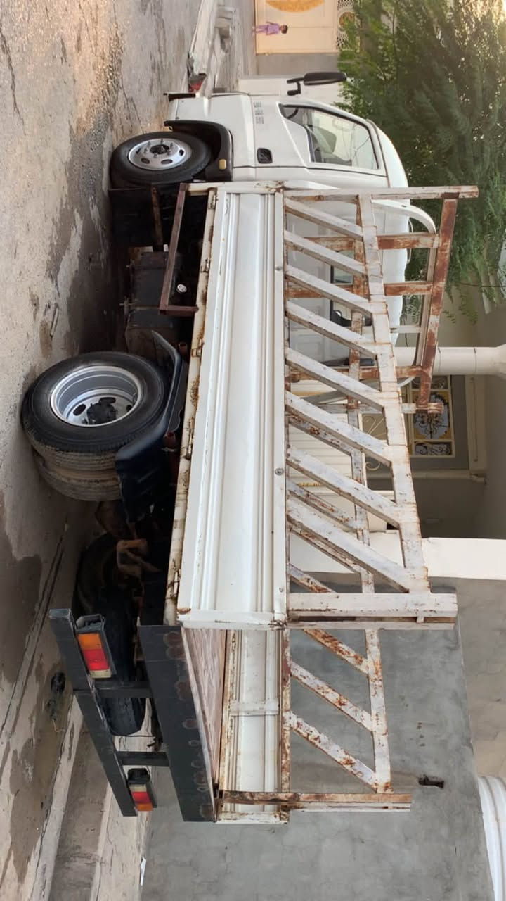 بۆ فرۆشتن  جۆری سەیارەکە گۆناوە سینیە (حلوجە) سیارەکە ٦ تایەی لۆکی لە ژێرە ٢٠١٢ چوار پستۆنە  چەمچەو بۆدی جوانی پێیەوە مەکینەی دوکەڵئ هەیە لە فیدۆیەکە دیارە ئیتر من ئاوا ئەی فرۆشم نرخی ٢٥ گەڵاو مەحامەلە ژمارەی خاوەنئ ٤٩ ٨٩ ٧٠٦ ٠٧٥٠
