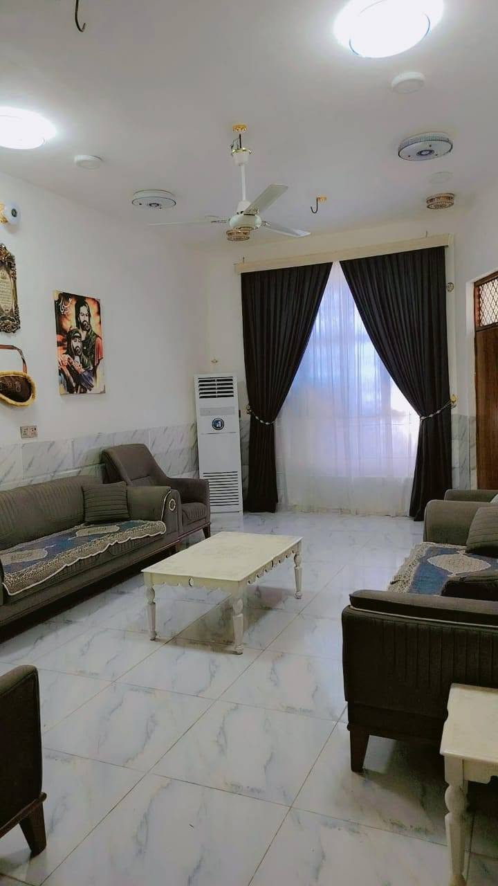 دار للبيع في حي الجامعه الزراعي نهاية شارع عشرين قربت أسواق الجوهره المساحه ٢٠٠ متر بناء درجه ممتازه البيت بناء طابوكه السقف كونكريت مسلح الدار تحتوي على غرفتين نوم صاله كبيره ٤ ونصف في ٨ مطبح حار وبارد مساحه ٤ ونصف براني ٦ ونص في ٣ ونصف صحيات داخليه وخارجيه عدد ٢ اي استفسار الاتصال على الرقم *********** او *********** واتساب متوفر السعر ١٣٠ وبي مجال
