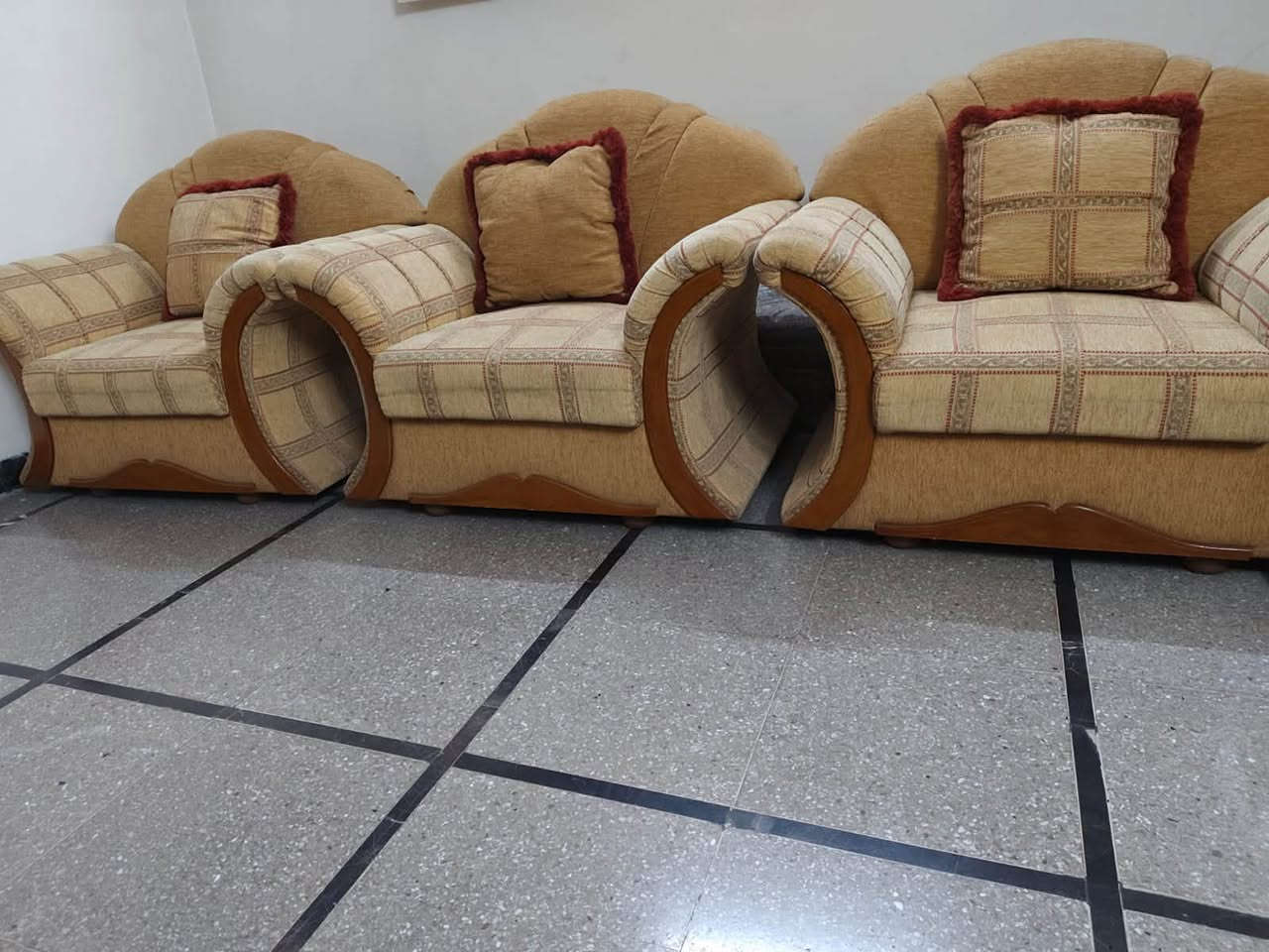 طخم مع شازلون نضيف شغل عراقي درجة اولى 
الطخم يتكون من قطعتين كبار و 4 قطع كبار 
سعر الطخم 300 الف 
سعر الشازلون 100 الف
***********
