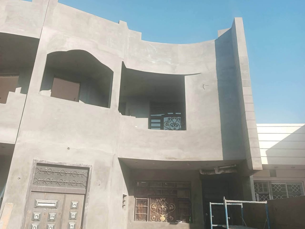 خلفه لبخ متفرغ حاليا
سمنت سقل ناعم
جراره 
تشميع 
تصفير مساطر 
صبغ واجهيات 

جص وبورك 
تطبيك سيراميك 
متوجد بغداد 
مع كادر شغل نضيف درجه اولى ‭***********‬
