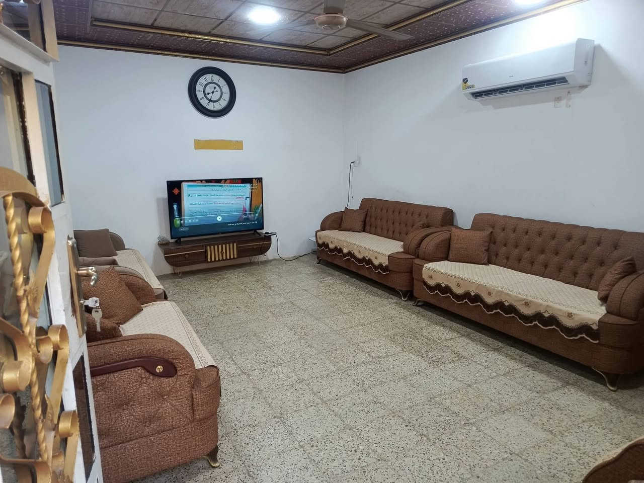 ملاحظة..((( تستلم الدار فورا بعد الشراء بدون انتظار  ))).. سعر الدار مناسب قياسا بالمنطقة وخدماتها 

🏡 دار للبيع في بهرز – حي السلام (قرب أسواق السلام ومتوسطة الصديق ) 
(ملاحظة البيت للبيع فقط ) ...

فرصة مميزة لامتلاك منزل بموقع هادئ وقريب من الخدمات 👇

📐 المساحة: 200 متر
📄 الملكية: طابو ملك صرف باسمي – قابل للتحويل المباشر
🏠 البناء: طابوق – طابقين

🔹 تفاصيل الطابق الأول:
استقبال + صالة + مطبخ
غرفتين نوم
صحيات مع حمام داخلي وخارجي

🔹 تفاصيل الطابق الثاني:
غرفتين نوم
صحيات + حمام

📍 الموقع قريب من أسواق السلام وجميع الخدمات

📞 للاستفسار والتفاصيل أكثر:
***********

#عقارات #بيع_دار #بهرز
