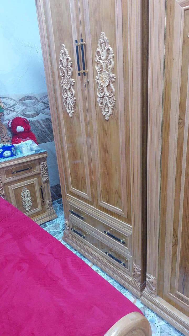 السلام عليكم
عندي غرفة نوم جديده خشب عراقي ثقيل 
الغرفه ماصارلها 7 اشهر وصارت ضروف ماخذينها ب 3 ونص 
وهسه طالبين عليها مليونين و 100 
الرقم للتواصل ***********
