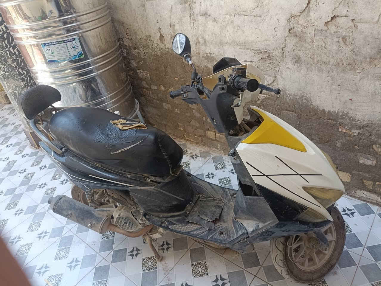 السلام عليكم اخوان عندي هاي دراجةfs صيني باب اول للبيع الدراجة المكينة ممفتوحة نضيفة بس الكفر تعبان يرادلهة كفر تايرات جدد باتري جديد شغالة  السعر 175 الشراي يعلق اويتصل عل رقمي ***********
