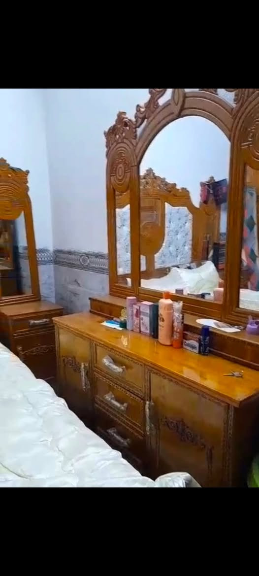 سلام عليكم : مكلف بالنشر .غرفه اخشاب استعمال قليل للبيع. مكان .بغداد حي البتول .السعر مليون وربع وبيها مجال ....رقم الهاتف ***********
