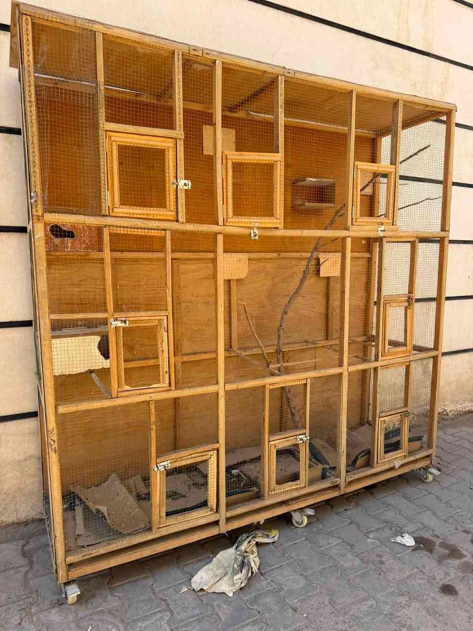 السلام عليكم قفص جديد للبيع
ارتفاعه مترتين وعرضه هم مترتين
بي 8 بيبان + 6 تايرات متحرك يعني 

العنوان بغداد قيمه واخده بل يرضي الله
***********
