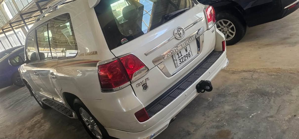 السلام عليكم للبيع لاندكروزGxr v6 سيارة جاهزة اي نقص مابيها كفالة عامة
السيارة مكفولة ماشية 185 الف كيلو تخم تاير جديد صدر جديد رقم بغداد السعر 380 ورقة وبيها مجال 
***********
