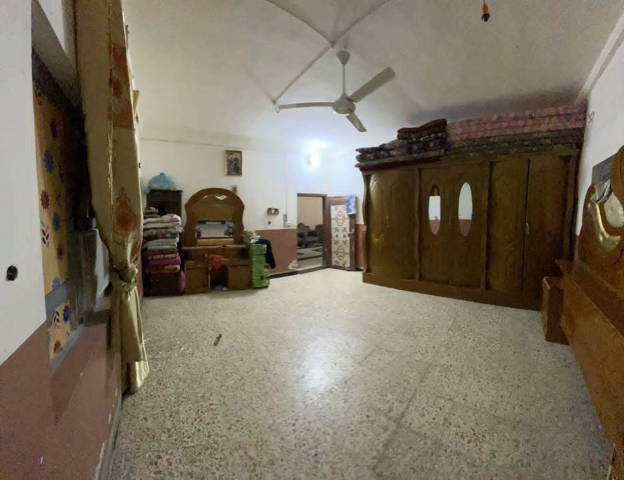 بيت للبيع طابقين مساحته 👈 300م.   رابع بيت ع شارع الرئيسي مال المنطقه
( 3 غرف __ هوول __ استقبال __ مطبخ __ صحيات داخلي خارجي __ طارمه جبيره __ مناور داير البيت ) 

#الخدمات 👇

1 كيبل ضوئي انترنت ✅ 
2 عرض الشارع 7م ✅ 
3 مي بدون ماطور ✅ 
4 مساحته 👈 300م ✅
5 بي قرار تطويب ✅ 
6 الارضية كاشي ✅
7 السقف صب كونكريت ✅

السعر 👈 ( 34 وبي مجال ) 

#للاستفسار.   👈.     ***********
