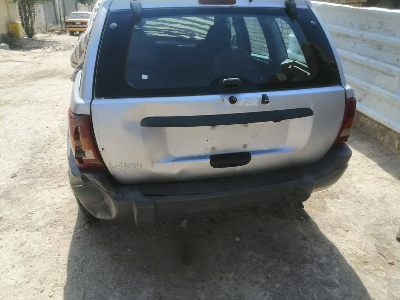 جيب شروكي مديل 2002  مكينه شغاله 2500 نضيفه گير گايم لي يريد تفصيخ ابيعه ولي يردها كامله ابيه *********** مكاني ناصريه شطره
