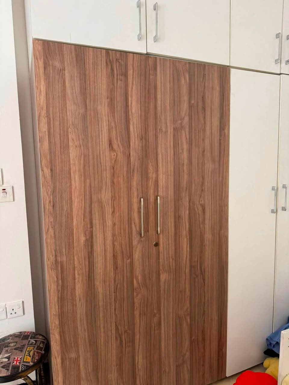 غرفه كنتور hdf مكونه من اربع ابواب مع ملاحق ابيض وجوزي مستعمل 
مع سريرين هديه السعر 450,000الف دينار وبي مجال…

للتواصل : ***********
