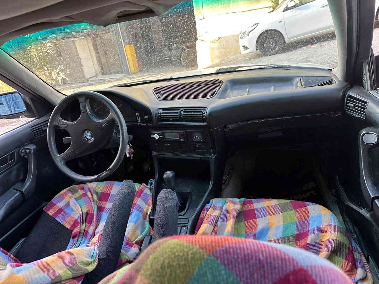 سڵاوی خواتان لێبێت
بیئێم مۆدیل ١٩٩٢
مەكینە ٢٠ كەپس دیجیتاڵ
گێڕ عادی
٢جام كارەبا
دەعامی ئێم
سڵاید
گێڕومەكینە اكسل بەشەرت
ماشاللە قوەتێكی خەیاڵی هەیە
ئاڕمێكی سلێمانی لەگەڵە هەدیەیە
ماشااللە بۆیاغ وهەیكەلی جوانە
سعری ٢٤گەڵاو معامەلەیە برایانە
لە سلێمانیم
