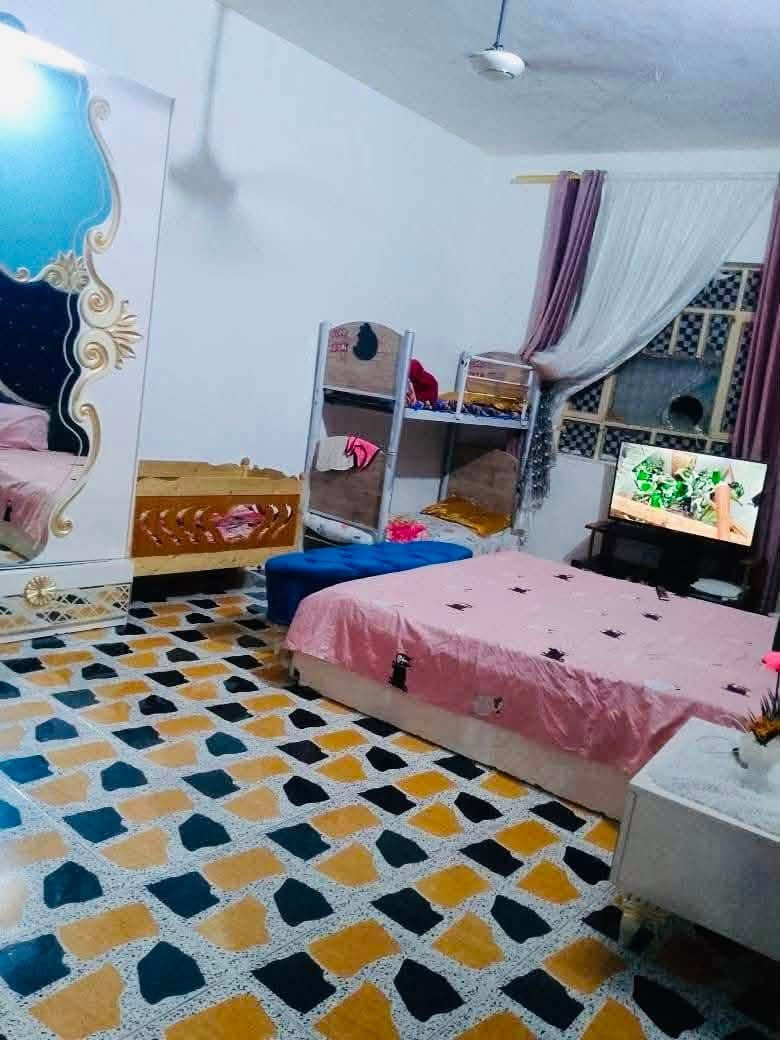 السلام عليكم بيت للبيع اكثر 150 متر موقع البستان طابو زراعي   نزله فائز  الحداد سعر 66 وبيه مجال هاذ رقمي ***********
