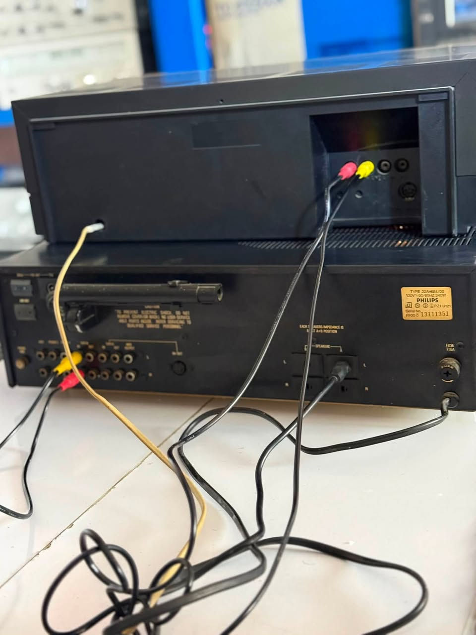 للبيع | طقم فيليبس كلاسيكي أصلي (Philips Vintage Hi-Fi) 🎶ملاحظه حجم الجهاز((48)) وارتفاع القطعه ((14))مجموع القطعتين ((29))واجهة ألمنيوم فضية مميزة.
مواصفات الجهاز:
340W
كهرباء ⚡️ 220
عمر الهيد طويل المدى
مع موصلات الاسبيكر اصليه 
📻 تيونر AM/FM بحساسية استقبال ممتازة.
📼 مسجل كاسيت Philips N2543 Hi-Fi Cassette Deck.
🎚️ عدادات VU بإضاءة كلاسيكية لقياس مستوى الصوت.
🔊 دعم Dolby NR لتقليل تشويش أشرطة الكاسيت.
🎤 مداخل مايكروفون وسماعات رأس.
🎛️ تحكم بالباس والتريبل والبالانس.
✨ تصميم فينتاج فاخر مناسب للاستخدام أو الاقتناء.
الحالة:
نظافة ممتازة كما موضح بالصور.
واجهات نظيفة وإضاءة العدادات تعمل بشكل جميل.
📩 للاستفسار أو الحجز، راسلني على الخاص.او الاتصال ***********
جهاز مميز ونادر، مناسب لهواة أجهزة الصوت الكلاسيكية وجامعي التحف الإلكترونية.
