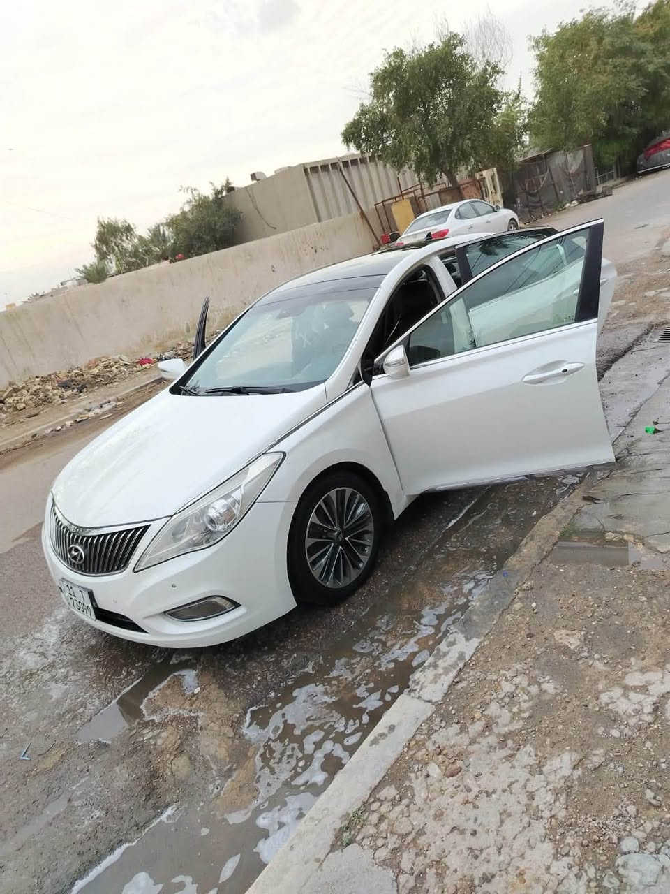 سلام عليكم ورحمة الله وبركاته هونداي ازيرا رقم بغداد ٢٠١٤محرك ٣٣٠٠مامفتوح سياره فقط جاملغ خلفي ماشيه ١٨٩مكان سياره بغداد ***********مامتواجد ع نت سياره فول مواصفات السعر ١٢٠
