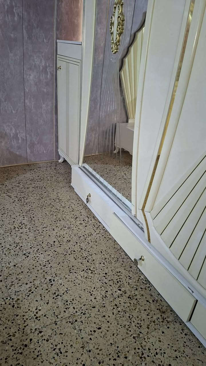 غرفه للبيع بسعر حلو اليحب يتصل على هذا الرقم ***********
