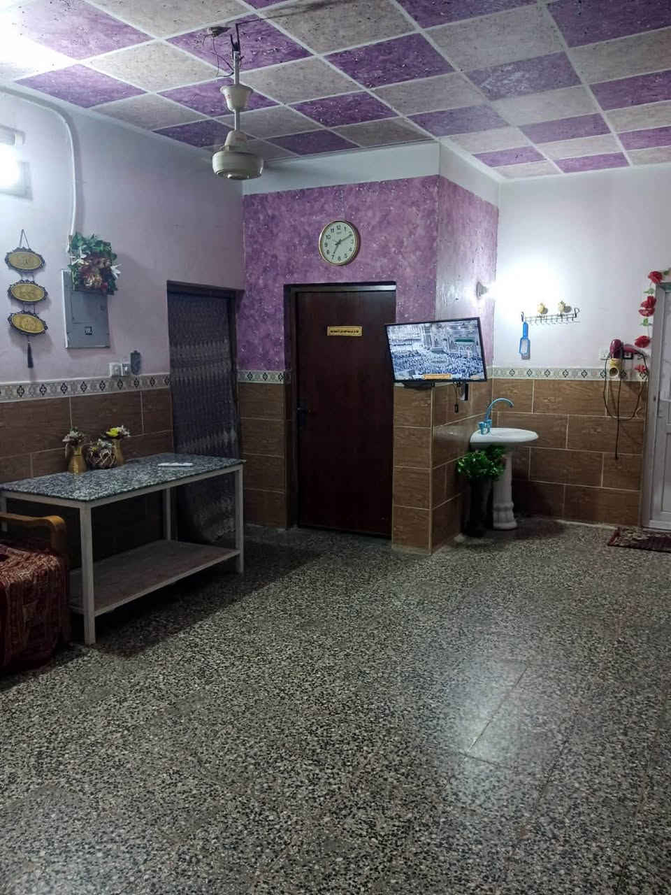 السلام عليكم 
الدار للبيع 
المساحه 300 متر 
📍الموقع حي الشهداء مقابيل جامع الشمري 
طابقين الاول متكون من غرفتين نوم وصاله واستقبال وهول ومطبخ وحمام 
الثاني غرفتين وصاله وحمام 
السعر 210 وبي مجال 
الرقم  ‭ ***********‬
