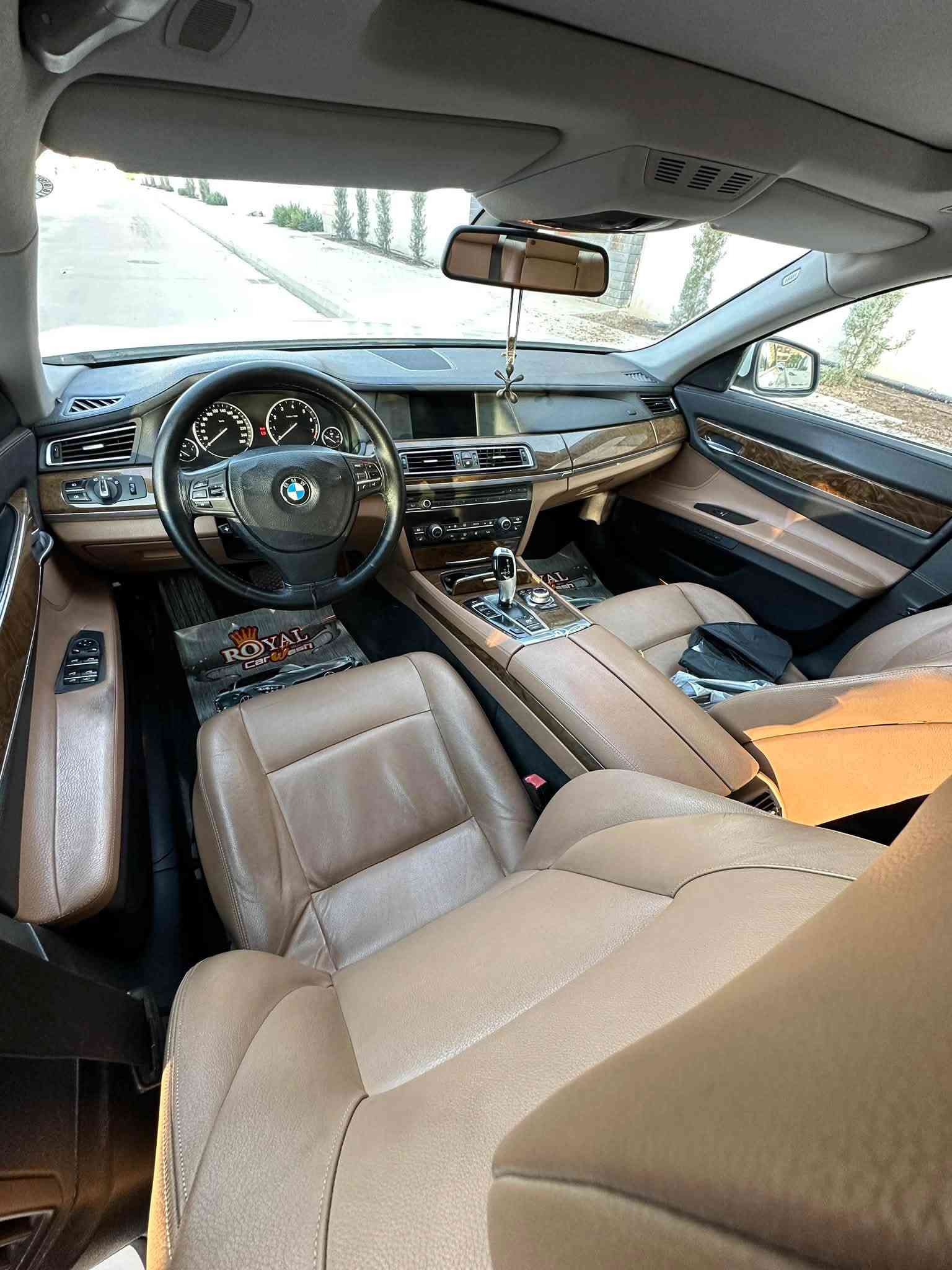 BMW 730Li
وكاله العروش موديل 2012
محرك 6 سلندر  بدون توربو المرغوب N52
سنوية وهزة ورقم جديدات
‏ضمان دولي
سي دي 6 اقراص
شاشه 
سلايد روف 
بصمة . بصمتين الوكالة موجودة 
خزن ميموري كشنات + ستيرن
كشنات فول. كهرباء 
5 بردات 
حساسات 360
مري شفط + قلاب مع البك
اوتو هولد 
انظمه قياده 4 
دبل خلفي جوبلس
هاند بريك كهرباء
ماشية 267 الف 
صيانة كاملة بدون اي خلل ولا مسج
كير ومكينة مكفولات 
باب خلف السائق صبغ 
والصندوك 
باتري جديد 
تخم تايرات جديد
سيرفس كامل بدون اي نقص
رقم سليمانية الجديد بسمي تحويل مباشر 
العنوان سليمانية 📍
السعر 165ومجال حگ الجية
للأستفسار اتصل ***********
