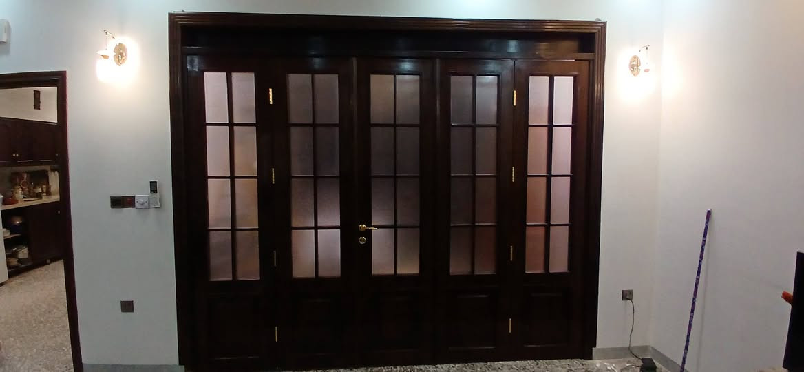 إليكم أحدث تصميم لقاطع باب دفتري (Bi-fold) مصنوع من أجود أنواع خشب الصاج الطبيعي، يجمع بين الفخامة والعملية. 🏡🚪
صبغ دملوك وتلوينة جوزي غامق بأعلى جودة 👌🏻
اكسسوارات ذهبية من منشأ رصين مع الضمان تضفي لمسة انيقة ورائعة  🔥
💥 زجاج مُصنفر (Faceted Glass) لخصوصية تامة مع الحفاظ على الإضاءة الطبيعية ☀️.
🎨 تصميم كلاسيكي راقي يضيف لمسة سحرية لأي مساحة. 👌
​🔨   أنتيكا /Antika للأثاث الحديث والديكور
📍 الموقع: بغداد / الكاظمية
للاستفسار والحجز، تواصلوا معنا:
📞 ***********
📞 ***********

