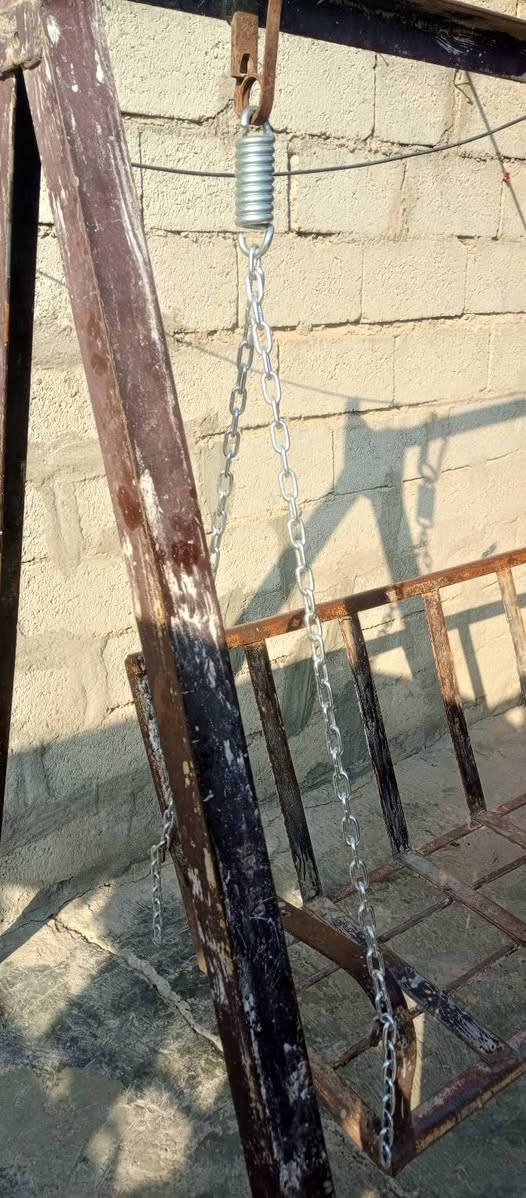 سلام عليكم عندي هاي المرجوحه للبيع حديد قويه وثكيل تفصال يعني لاتفكر يزنجر ولا يخيس بس يحتاج صبغ الجماليه السعر 150
***********
