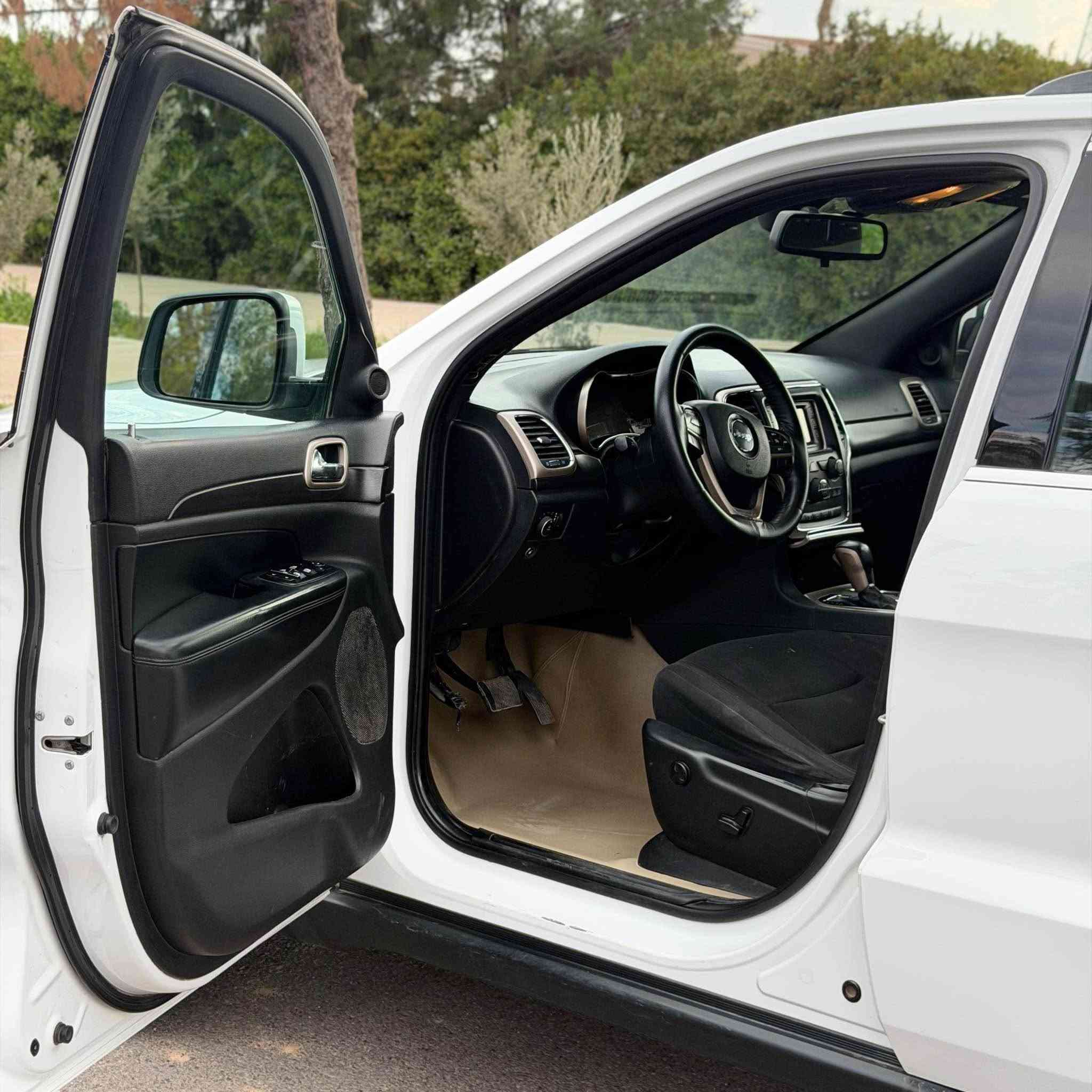 Jeep  2016 لاريدو 
بابين صبغ بدون حادث بدون دواخل بدون ايرباك 
بنيد مفتوح بسبب مكينه مفتوحه 
سياره جاهزه من كلشي 
3600 مكينه 
گير بشرط 
تحويل وكاله 
رقم اربيل 
غاز _بانزين
***********
بي واتساب ديوانية, القادسية
