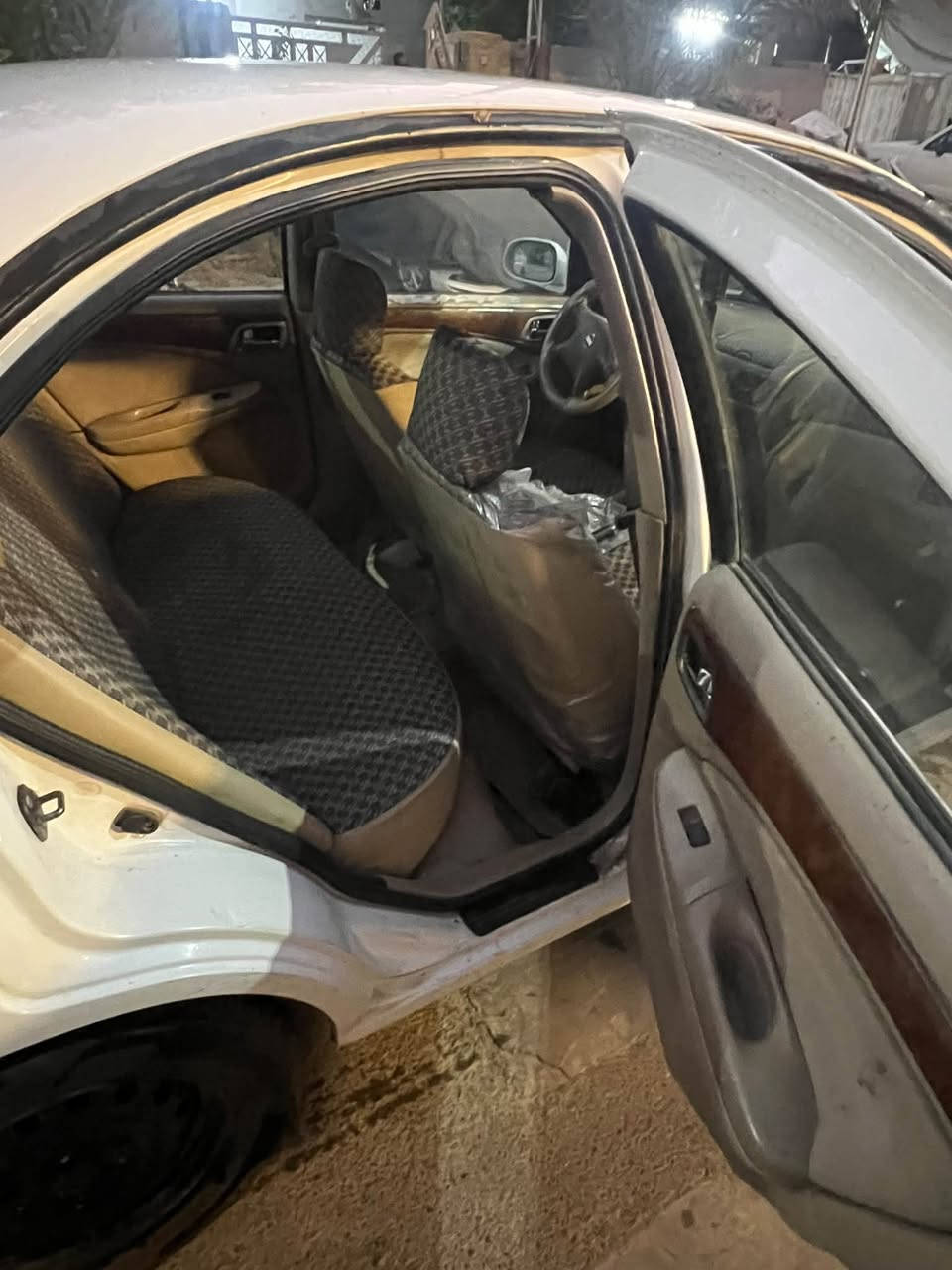 السلام عليكم
سني 2006 ياباني
رقم بغداد بأسمي تحويل مباشر 
 مكفولة صدر تخم تاير تدفئه و تبريد من كلشي
كير ومحرك مكفولات 
 بيها بس صبغ دعاميات 
شبر يم القبغ مال البانزين 
مكان السيارة بغداد / الشعب 
للاستفسار : ***********
‭
