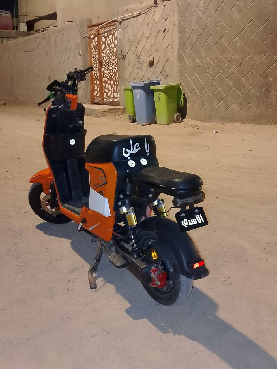 ⚡️ للبيع: دراجة شحن R9 -موديل 2024 الجديد ⚡️
النسخة الأقوى والأسرع من شركة (WINLEE) العالمية 

الدراجة بحالة الزيرو (جديدة)

📍العنوان (المكان): البصره ابو الخصيب 

🛠 المواصفات الفنية والأداء:

السرعة القصوى: 70 كم/ساعة (حقيقية).

نظام القيادة: 4 سرعات مختلفة + خاصية الرجوع للخلف (بگ).

البطاريات: طقم 5 بطاريات ونلي 16 أمبير الحجم الوسط

نظام الكبح: بريكات دسك هيدروليك (أمامي وخلفي) لأمان عالي.

الإطارات: تيرات جوبلس  مع ويل كب مميز.

🌟 الإضافات والرفاهية:

التصميم: لون برنقالي مميز  

التحكم: تشغيل عن بُعد (بصمة)، مفتاح 🔑، وكارت لمس (NFC).

الشاشة: شاشة رقمية ذكية لعرض (السرعة، المسافة، مستوى الشحن، وكشف الأعطال).

الإضاءة: نظام LED متكامل (نهاري، ليلي، إضافي، وخلفي) مع دبل إشارة.

الأمان: جهاز إنذار ضد السرقة + قفل التاير الخلفي + قفل السرج والبطارية.

🔋 ميزات إضافية:
مكبر صوت (سماعات) تربط بالموبايل عن طريق البلوتوث
نظام تعليق مريح (4 دبلات: 2 أمامي و 2 خلفي).

💰 السعر: 350 

📞 للاستفسار والطلب: اتصل على الرقم *********** متوفر فقط واتساب
