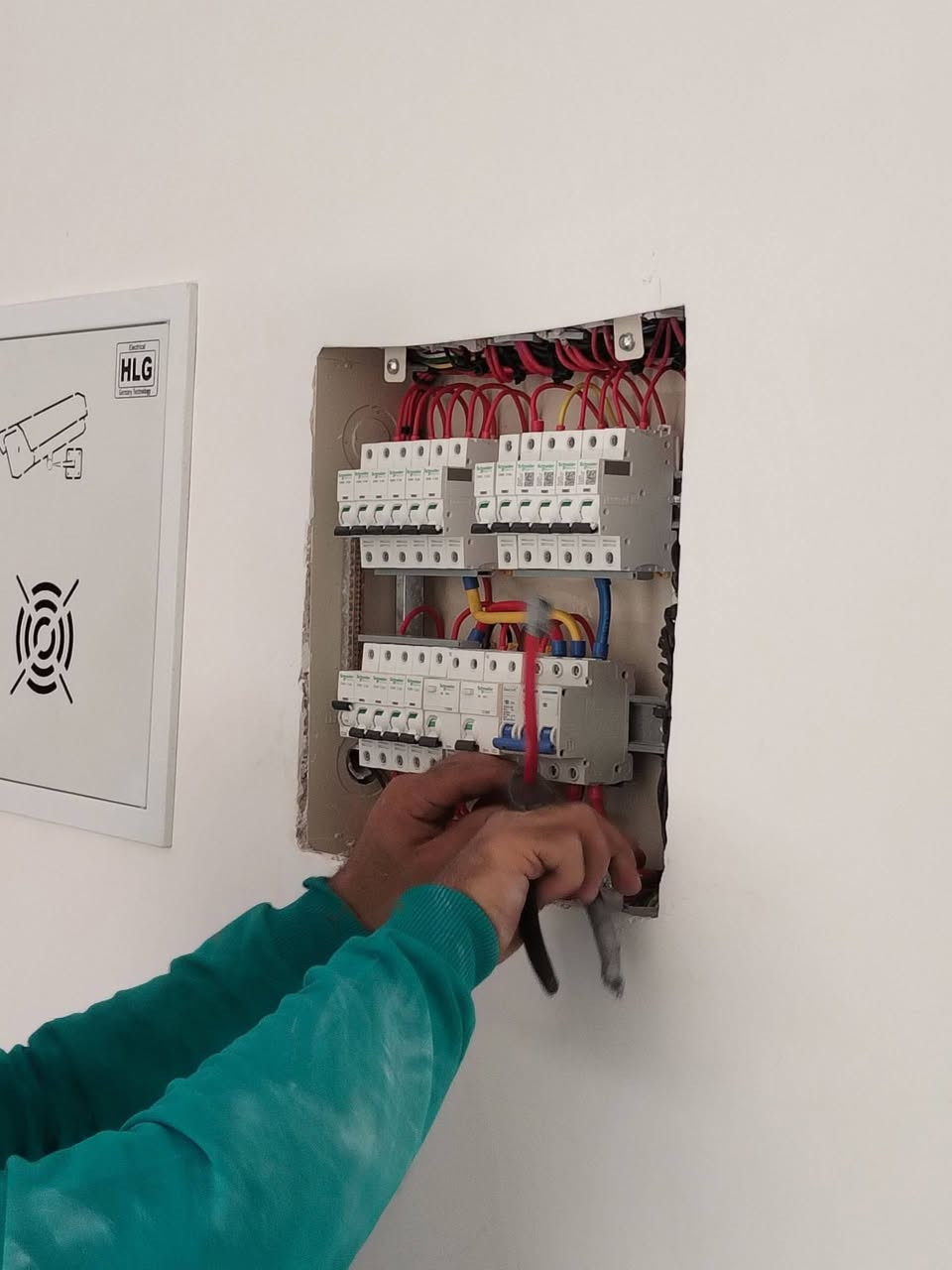 ⚡ خدمات كهرباء متكاملة ⚡
🔹صيانة منازل ومحلات 🔧
🔹تأسيس بوردات وسيطرة (ATS) حسب الطلب
🔹أعمال البوري والسيمنز بدقة وجودة عالية
🔹أسعار مناسبة وخدمة سريعة
📍 الانبار،  الرمادي 
📲 ***********
👷‍♂️ الكهربائي:مروان عبود
#كهرباء #بوردات_سيطره #تأسيس_كهرباء
