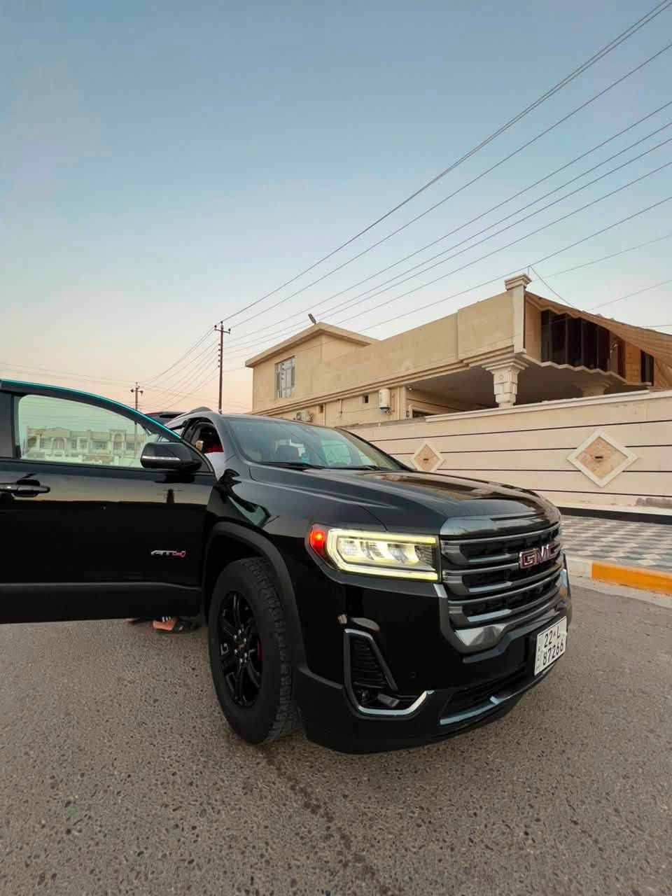 جي ام سي اكاديا
🔹الموديل2022
🔹 الفئة: AT4
🔹 المحرك: 3.6 لتر V6
عداد المسافة :75
🔹 ناقل الحركة: أوتوماتيك 9 سرعات
السيارة كلين تايتل مكفولة وبيهه سونار بيهه رصعتين بسيطة موضحة بالصور
‎🔹 نظام اختيار وضعيات القيادة
🔹 نظام Active Fuel Management لتوفير الوقود
🔹 نظام Start/Stop مع إمكانية إيقافه

المواصفات الداخلية والترفيهية:
✅ مقاعد جلد
✅ مقاعد أمامية كهربائية
✅ تدفئة المقاعد الأمامية
✅ 3 صفوف مقاعد
✅ تتسع حتى 6–7 ركاب حسب ترتيب المقاعد
✅ شاشة لمس 8 إنش
✅ نظام ملاحة Navigation
✅ Apple CarPlay & Android Auto لاسلكي
✅ Bluetooth وUSB
✅ نظام صوت Bose Premium 
✅ تحكم بالمقود للصوت والمكالمات
✅ مثبت سرعة
✅ تشغيل عن بُعد
✅ دخول وتشغيل بدون مفتاح
✅ تكييف أوتوماتيك متعدد المناطق

مواصفات الأمان:
🛡️ فرامل طوارئ أوتوماتيكية
🛡️ تحذير من الاصطدام الأمامي
🛡️ تنبيه النقطة العمياء
🛡️ تنبيه حركة المرور الخلفية
🛡️ Lane Keep Assist للمحافظة على المسار
ملاحظة: السيارة باسمي سنوية جديد وهزة جديد
السعر:295  
للاستفسار الاتصال:***********
***********
المكان بغداد
