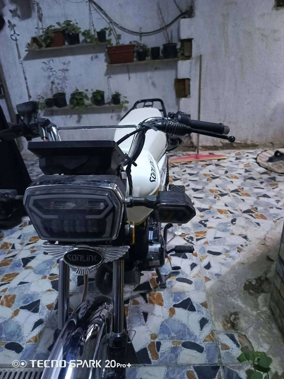 السلام عليكم دراجه سونك 26 ضاغطه وزنجيل نازله رمبه قبل ١٠ ايام بعده على السحك  العنوان بغداد النهروان للتواصل ***********

نص مكتوب في الصور:
- TECNO SPARK 20 Pro+